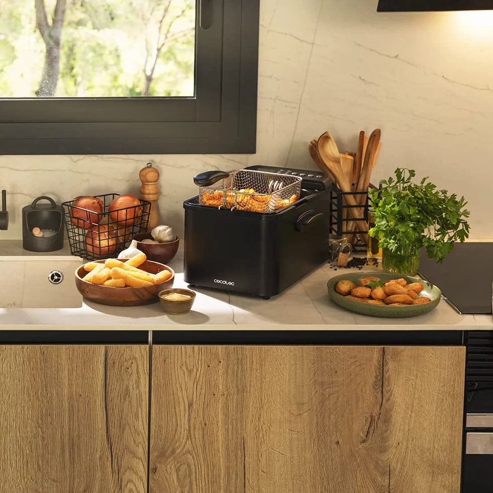 Cecotec Frytownica olejowa Cleanfry Luxury 4000 Czarna 4,2 litra. 3270 W, stal nierdzewna lakierowana na czarno, 5 programów wstępnych, filtr OilCleaner.