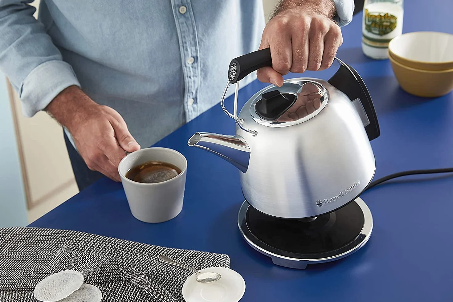 Russell Hobbs czajnik elektryczny, wymienny filtr antywapienny, markery szybkiego ładowania, filtr osadów, automatyczny włącznik, pojemność 1,2l, moc 2400W, stal nierdzewna, srebrny, Retro 25860-70