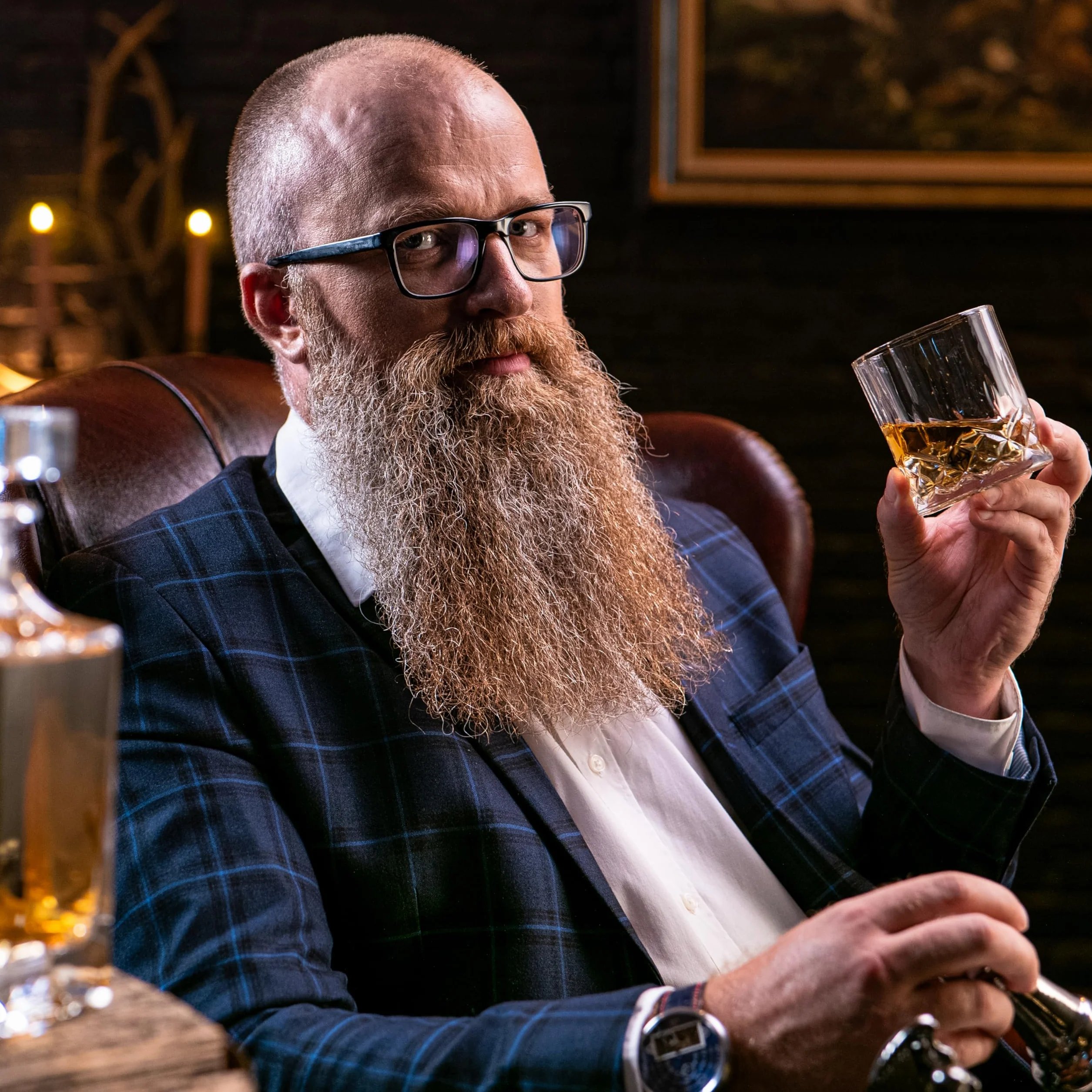 WHISISKEY Zestaw Karafka do Whisky - Zestaw Prezentowy Whiskey - Prezenty dla Mężczyzn - Pomysły na Prezent dla Mężczyzny - Klasyczna Karafka 700ML, 2 Szklanki do Whisky, 4 Kamienie do Whisky