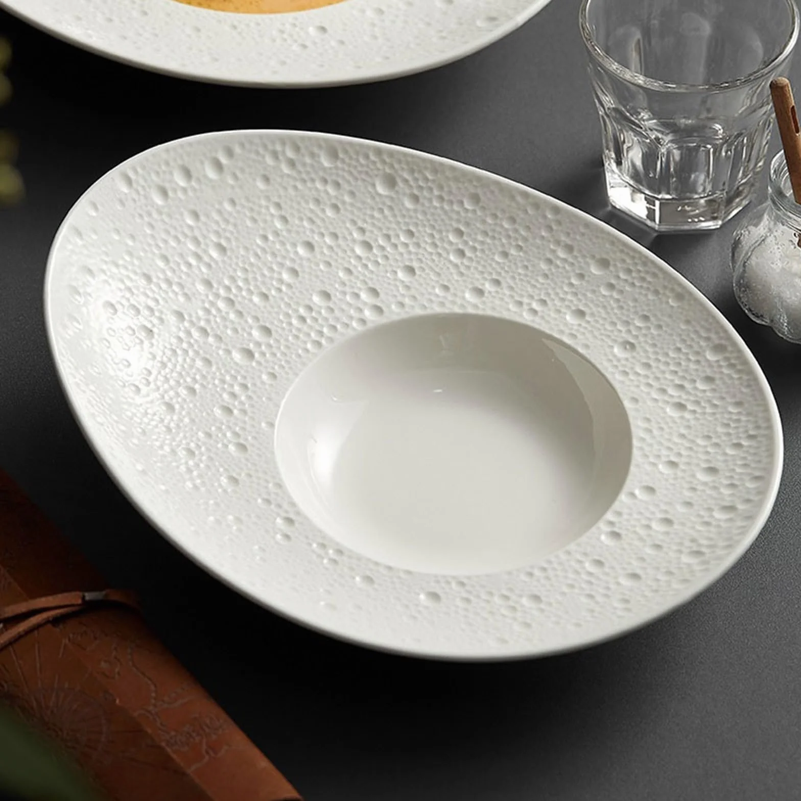Talerz obiadowy wykwintny talerz na zupę spersonalizowany kształt kapelusza talerz obiadowy biały ceramiczny restauracja hotel premium uczucie specjalna zastawa stołowa talerze kolacja