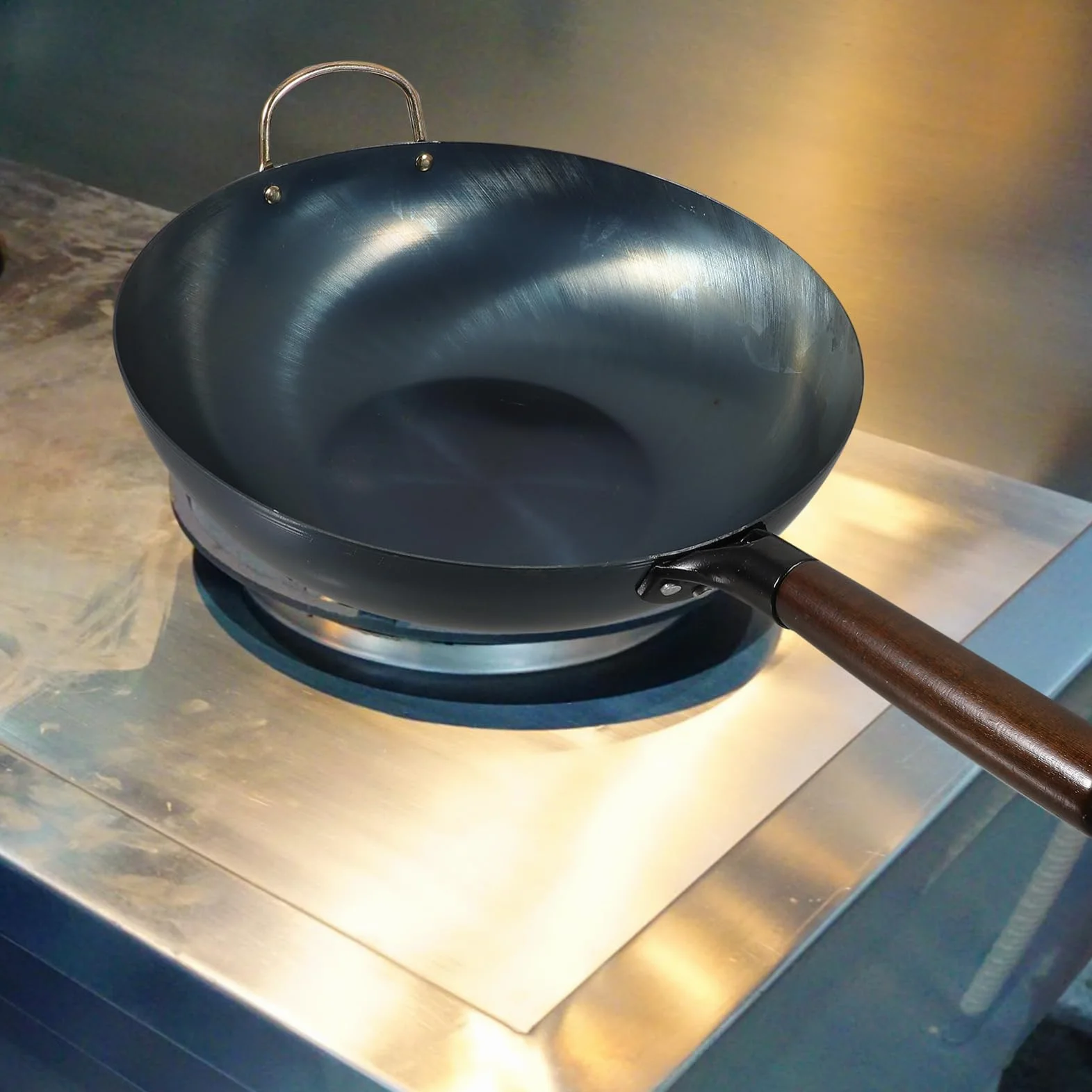 Wielofunkcyjna Patelnia Wok Żeliwna z Drewnianym Uchwytami Tradycyjna Patelnia Do Gotowania Idealna Do Domowego Użytku Gładkie Dno Dla Równomiernego Rozkładu Ciepła