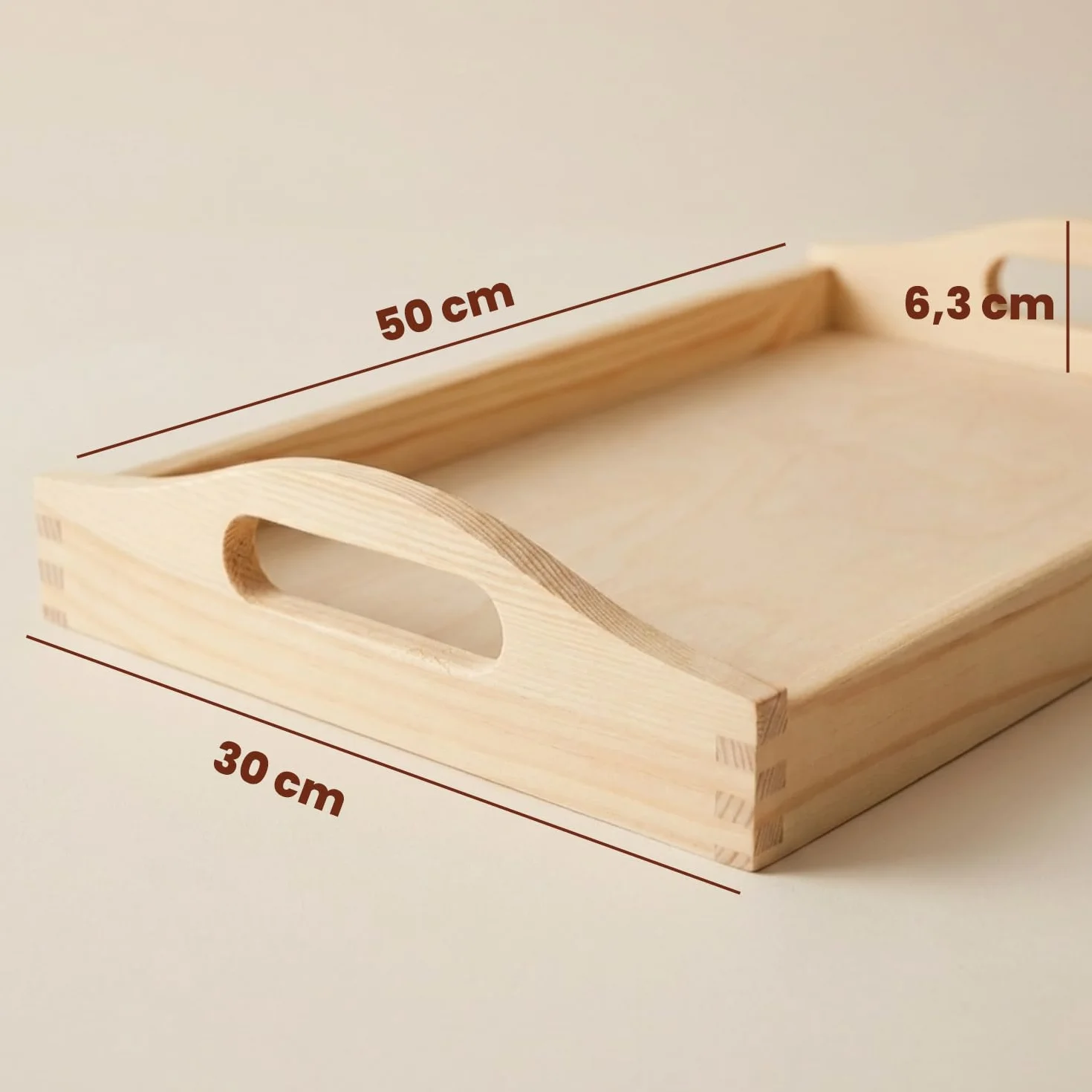 Duża taca z litego drewna 50 x 30 cm - prostokątna drewniana taca z ergonomicznie wyprofilowanymi uchwytami i podwyższonym rantem dla wygodnego serwowania potraw i napojów
