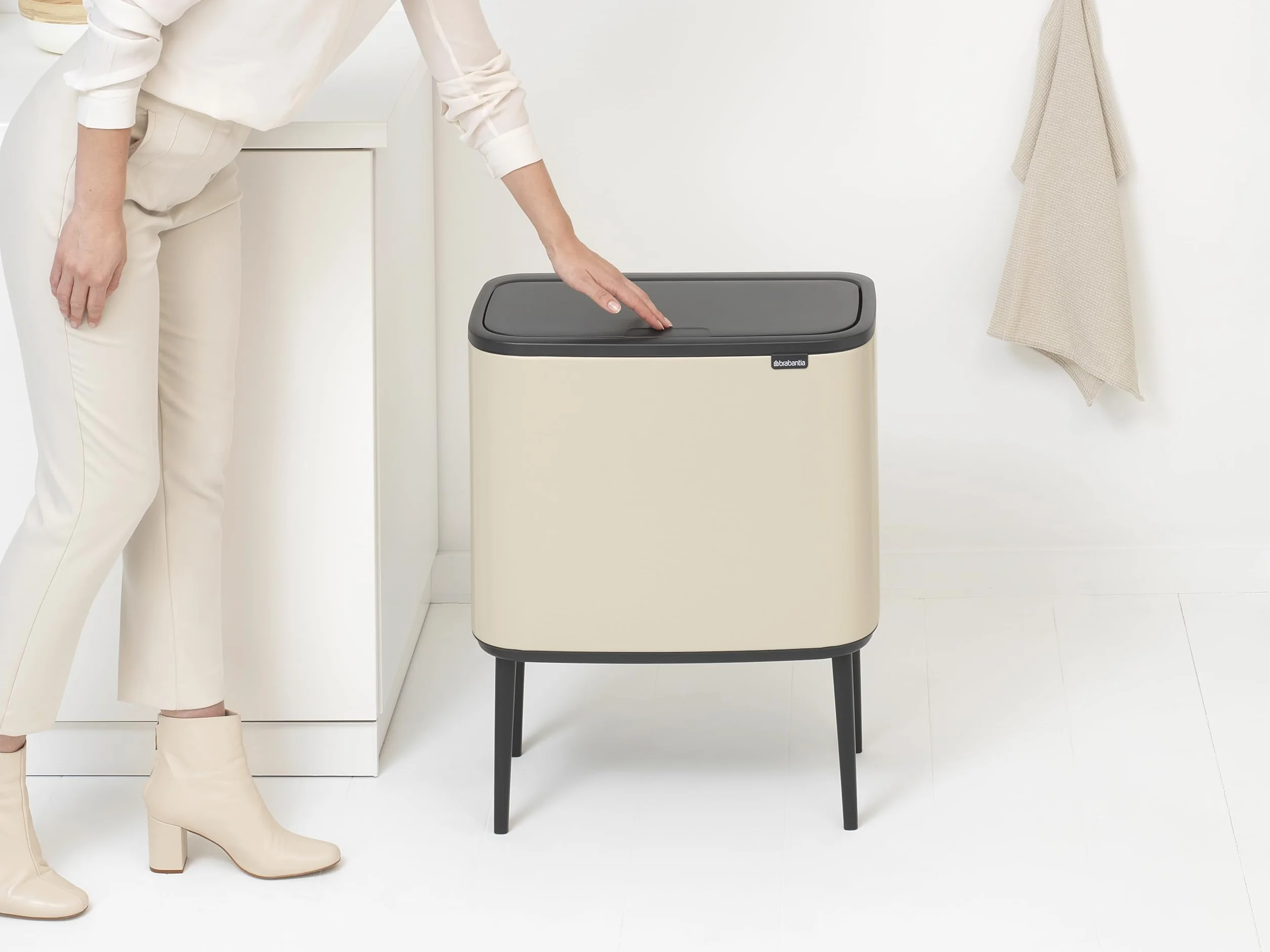 Brabantia - Bo Touch Bin 3x11L - Duży Kosz na Śmieci do Kuchni - Otwieranie Soft-Touch - 3 Komory z Wyjmowanymi Wewnętrznymi Wiadrami - Dołączone Worki na Śmieci - Soft Beige - 54 x 31 x 68 cm