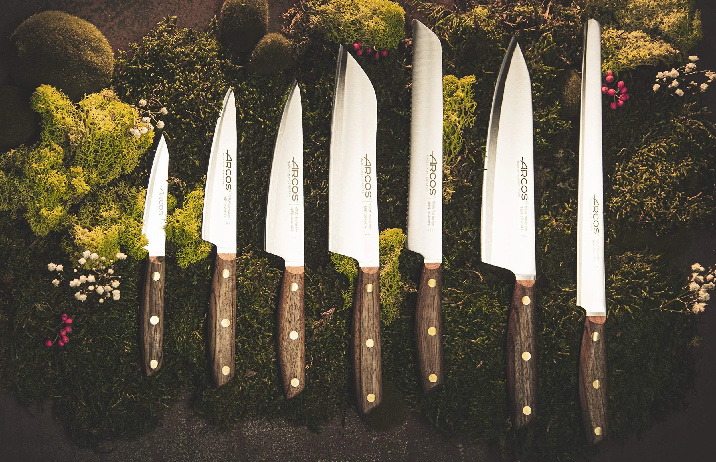 ARCOS Noże Santoku i ze stali. Japoński nóż kuchenny do ryb, mięsa i warzyw. Uchwyt z drewna Ovengkol 100% naturalnego FSC i ostrze 190mm. Seria Nordika. Kolor brązowy.