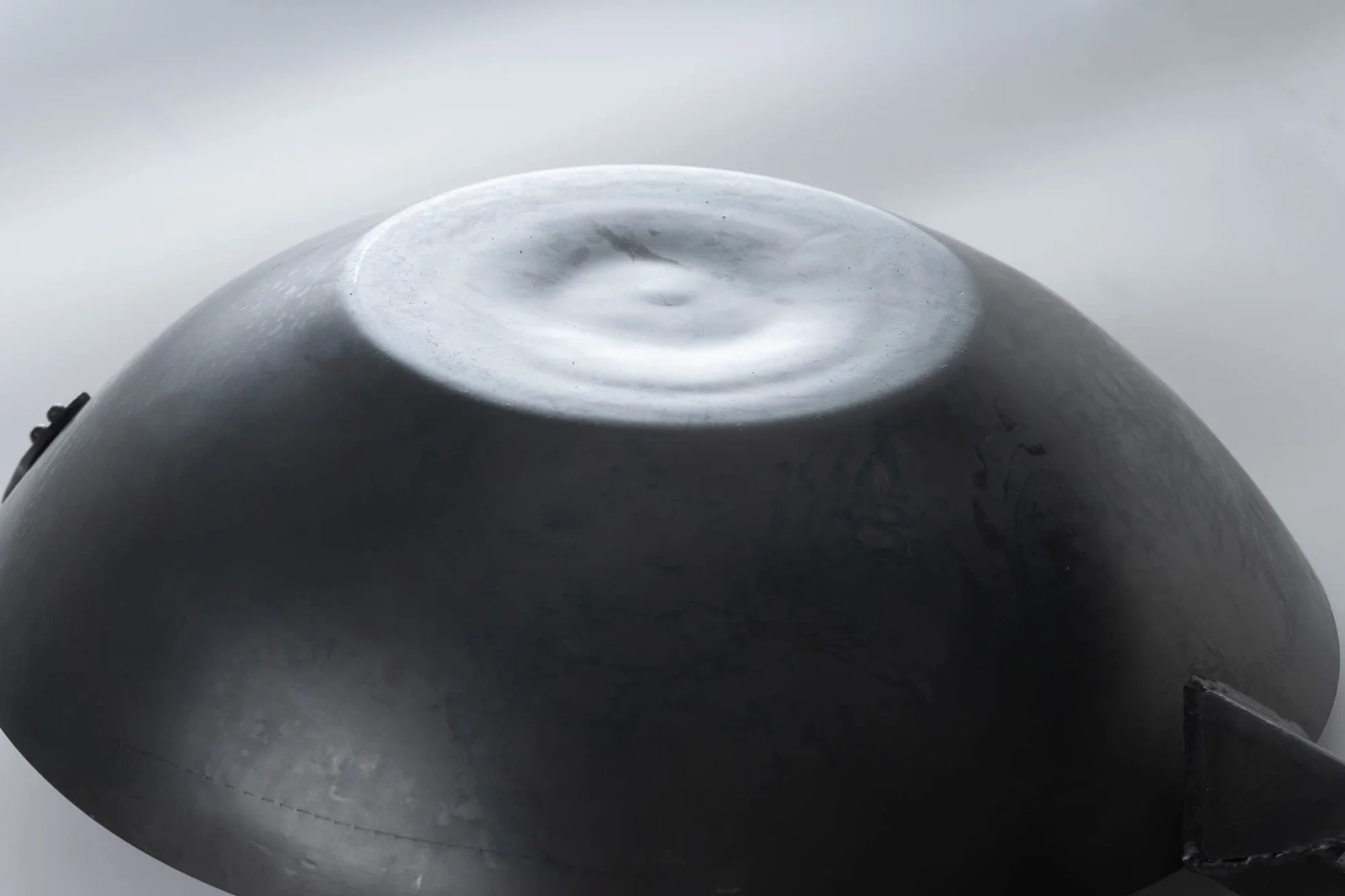 Craft Wok Black13 płaski wstępnie sezonowany wok młotkowany ze stali węglowej z drewnianym i stalowym uchwytem pomocniczym (33 cm, płaskie dno)