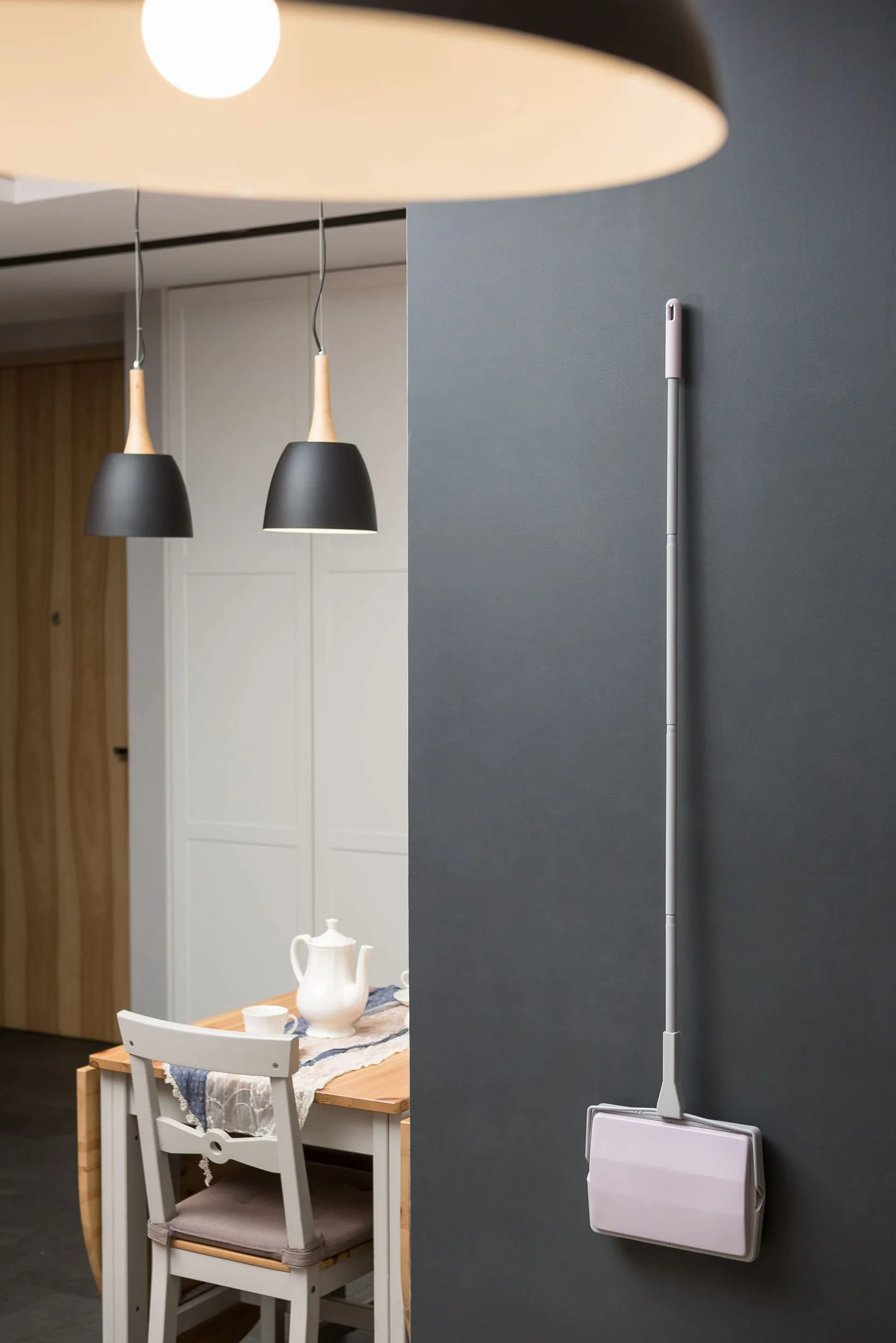 York Zamiatarka ręczna Miotła do zbierania zabrudzeń Sweep Manual Sweeper Mop do dywanów na czterech kołach szaro-różowy