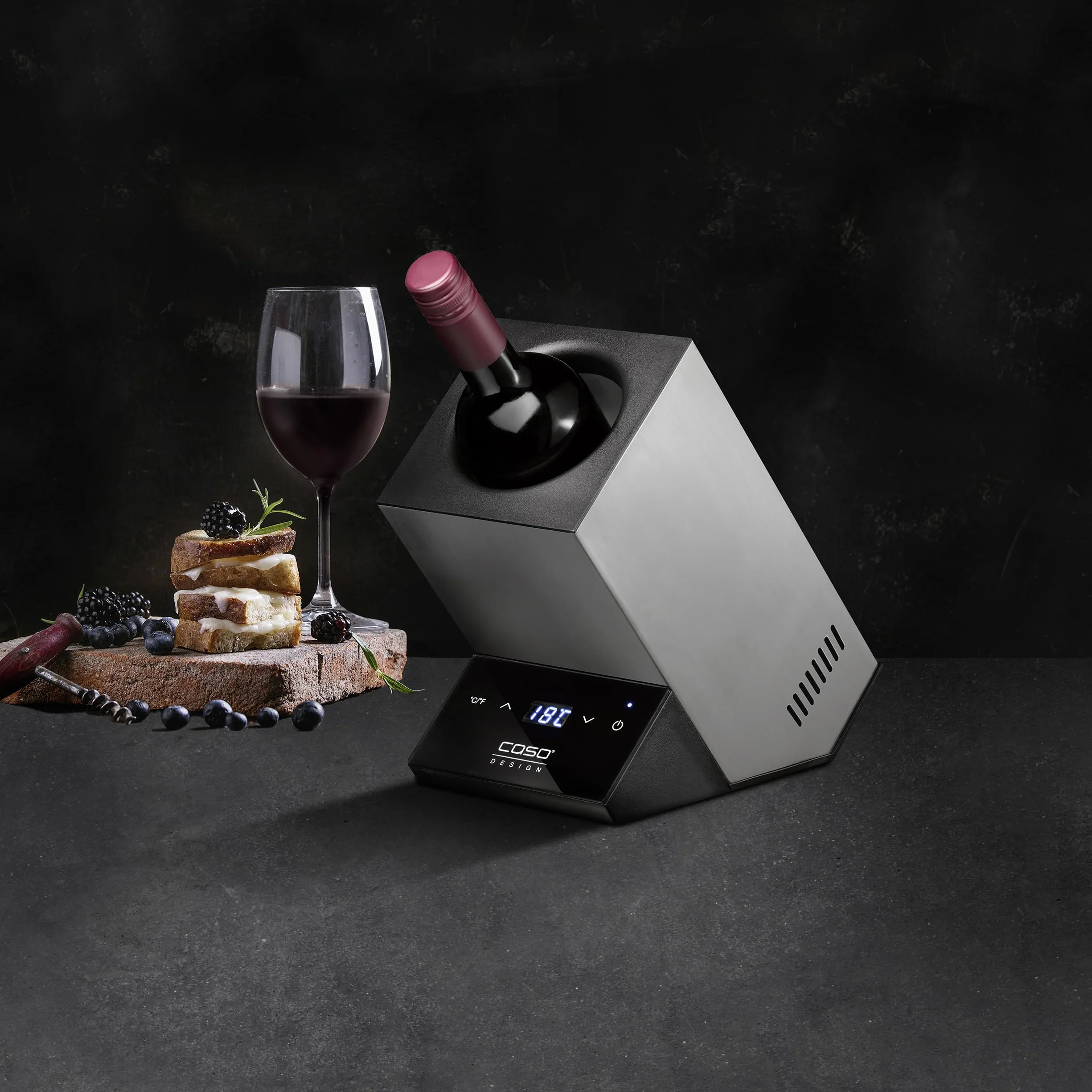 CASO WineCase One Inox - designerska chłodziarka do wina na jedną butelkę, zakres temperatur od 5 do 18°C, do butelek o średnicy do 9 cm, obsługa czujnikowa, obudowa ze stali nierdzewnej, mała