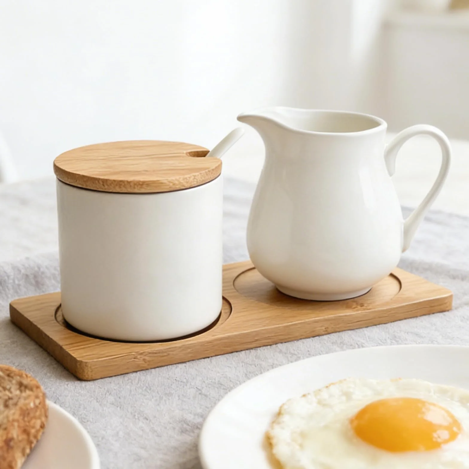 GOMETY Zestaw do mleka i cukru z pokrywką i łyżką, ceramiczny dzbanek na mleko i cukiernica z drewnianą tacą, nadaje się do mycia w zmywarce i kuchenki mikrofalowej, do kawy i cappuccino (biały)