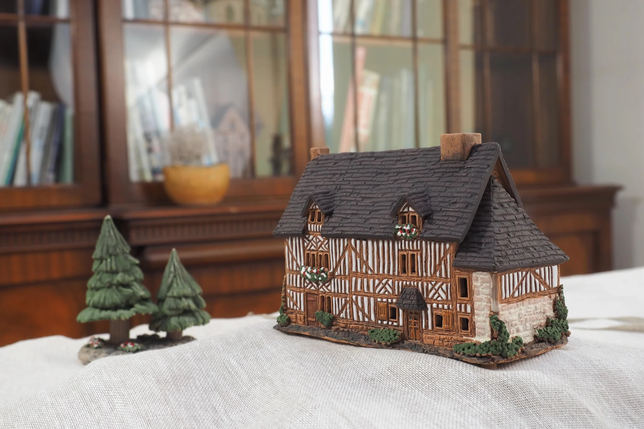 Ceramiczny domek na podgrzewacze, rękodzieło, miniaturka artystyczna, stary historyczny dom w Lisieux, Francja, B301AR