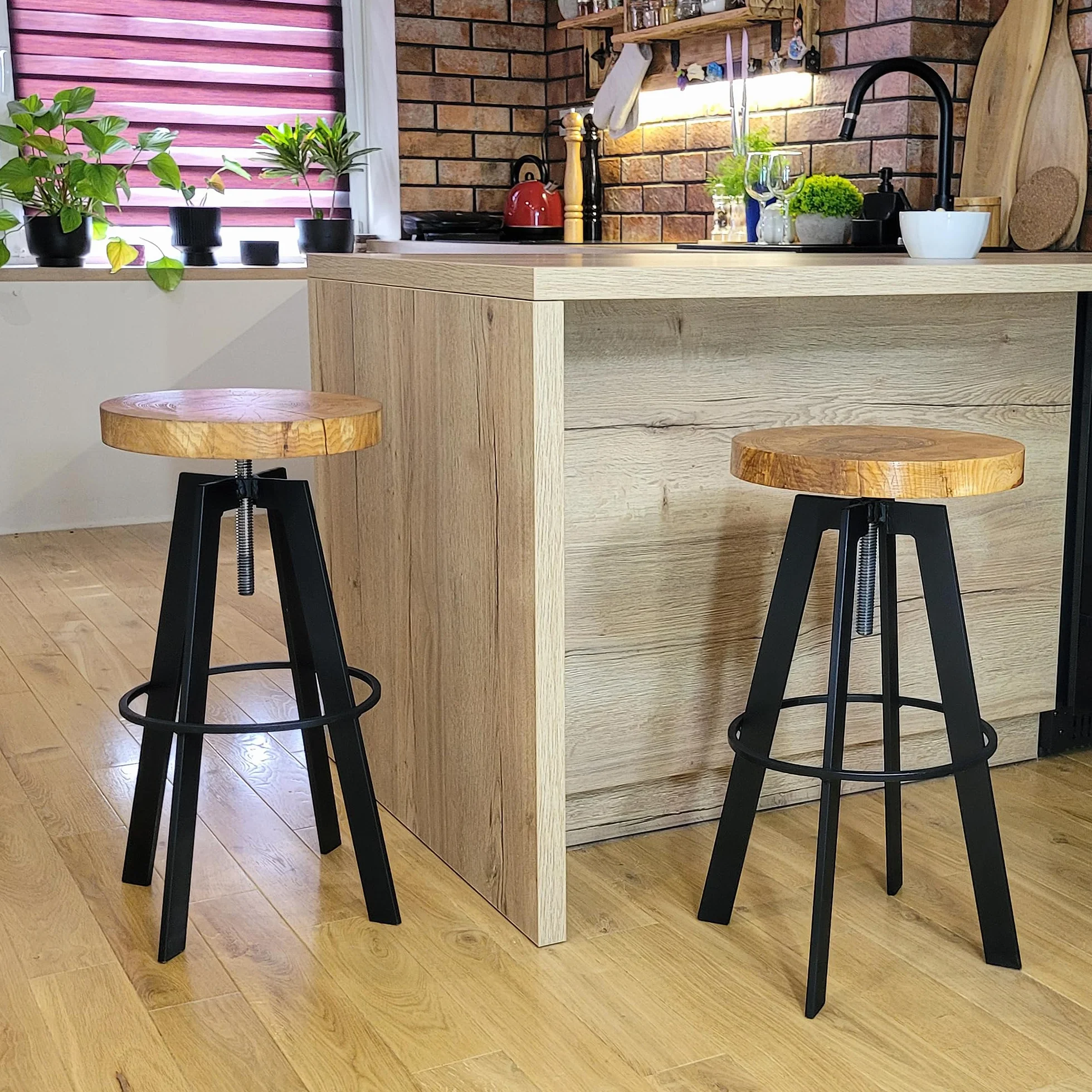 weeco Taboret z obrotowym drewnianym siedziskiem i metalowymi nogami. Stołek z regulacją wysokości siedziska, wysokość 65-80 cm, waga 13 kg