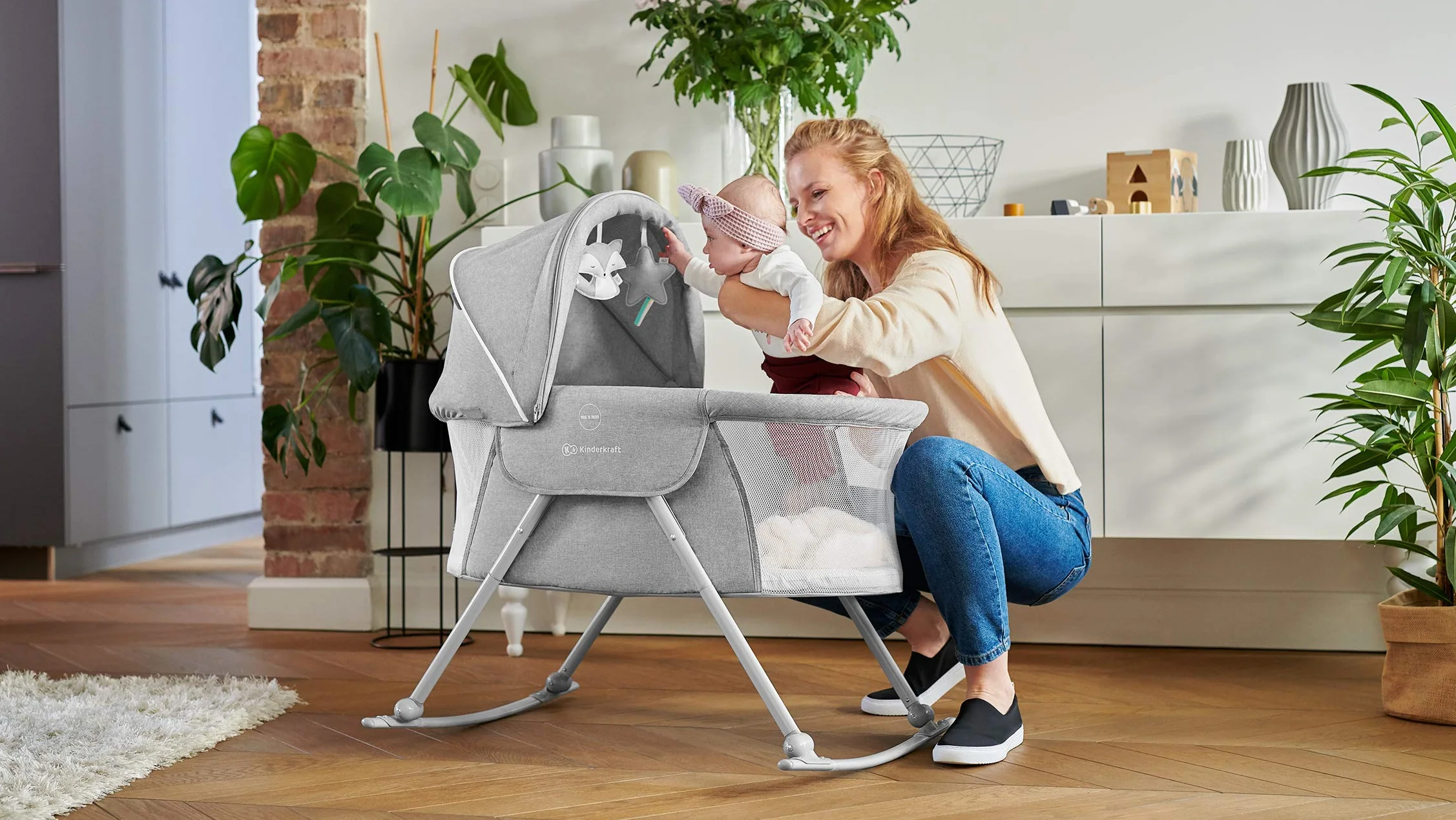 Kinderkraft Łóżeczko dziecięce 3w1 LOVI, Łóżko turystyczne, Kołyska, Proste składanie, Pałąc z zestawem zabawek i moskitera w zestawie, Regulowana budka, Torba ułatwiająca transport, Beżowy