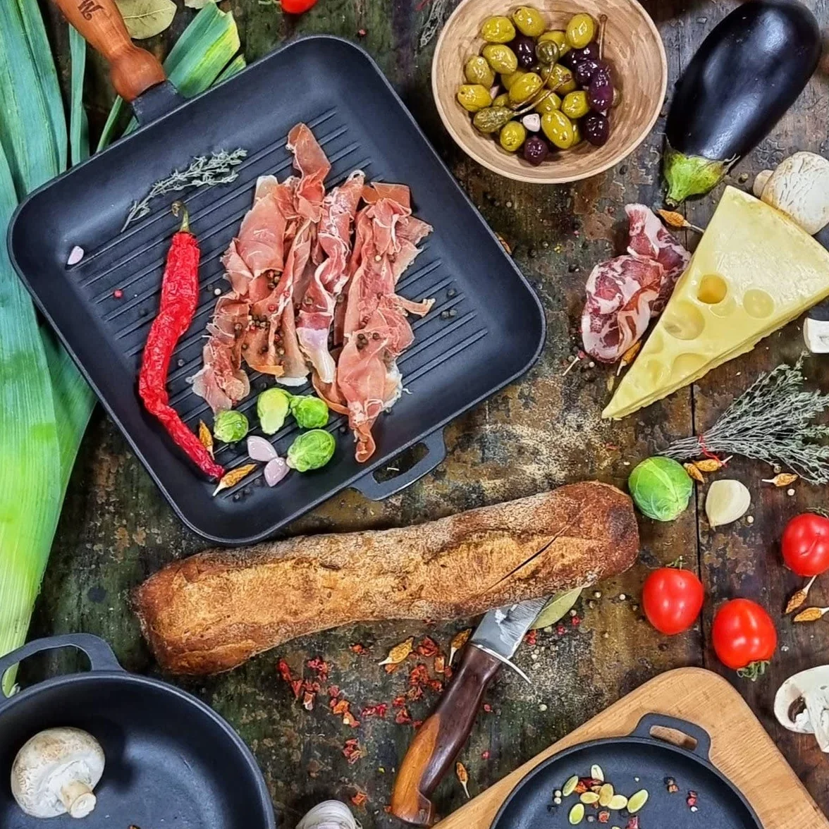 Patelnia grillowa z żeliwną z drewnianym uchwytem – 28 x 28 x 4 cm – patelnia do steków – grillowanie – patelnia żeliwna do wszystkich źródeł ciepła – gotowanie – zestaw patelni – bez PFAS