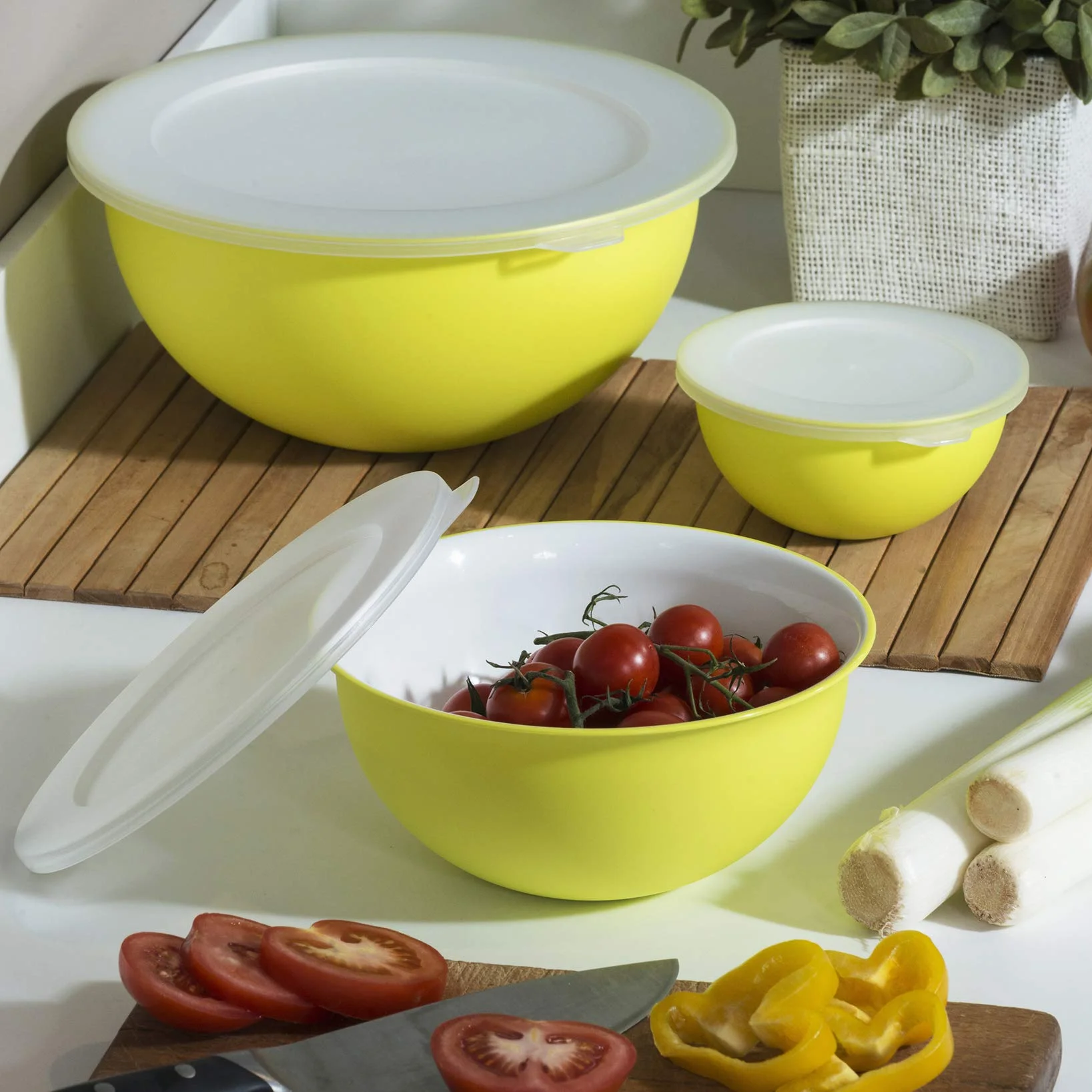 Omada Designerska miska do makaronu i sałaty (1,5 litra), miska z polipropylenu i zintegrowane przeciwbakteryjne środki eliminują bakterie i grzyby. Made in Italy Linea Saliving biała zielone jabłuszko