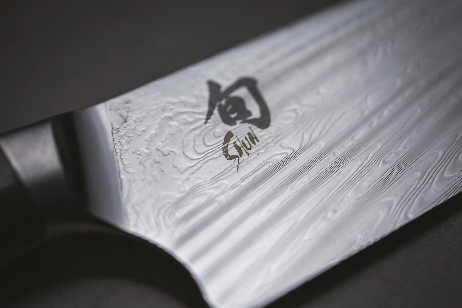 KAI Shun Nagare Santoku długość ostrza 18 cm, 72 warstwy stali damasceńskiej VG 2 i VG 10, ostrze Dual-Core, drewno Pakka, szaro-czarne, ręcznie wykonane w Japonii, japoński nóż szefa kuchni, kute
