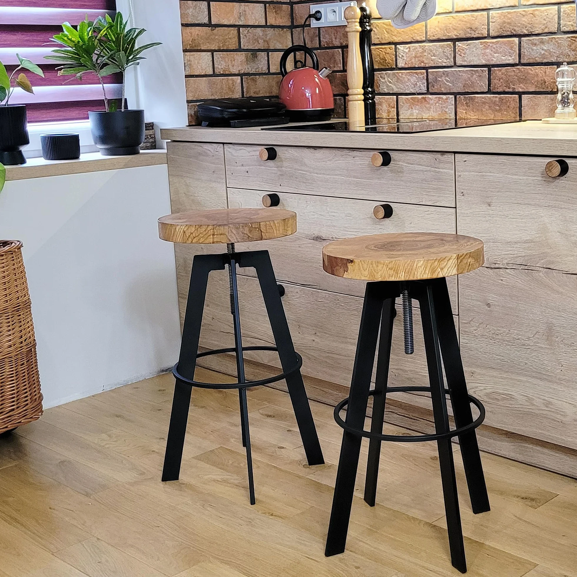 weeco Taboret z obrotowym drewnianym siedziskiem i metalowymi nogami. Stołek z regulacją wysokości siedziska, wysokość 65-80 cm, waga 13 kg