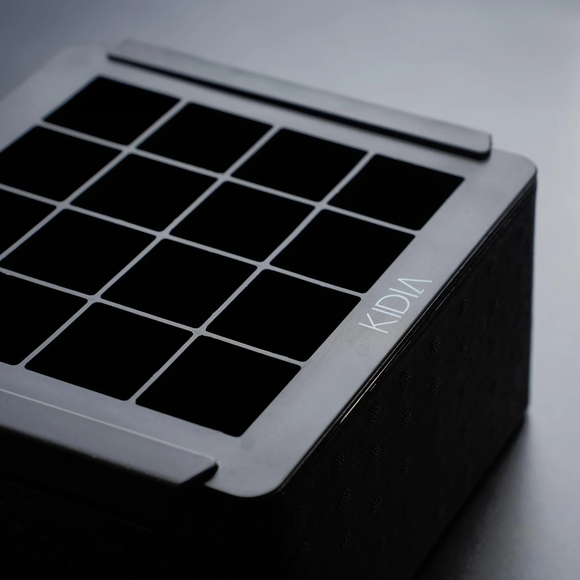 Kidia Mini Clear Ice Cube Maker – Forma na 16 Krystalicznych Kostek 3×3 cm – Technologia Kierunkowego Mrożenia – Silikon Spożywczy & Izolowana Skrzynka – Przezroczysty Lód do Koktajli
