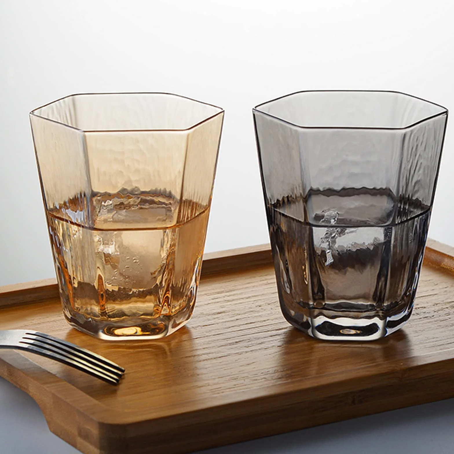 Szklanki do wody Domowe szklanki do picia (zestaw 4 sztuk) Szklany kubek Elegancki design do domu i kuchni Idealny do restauracji, barów, imprez Szklane kubki (Kolor: B) (B)