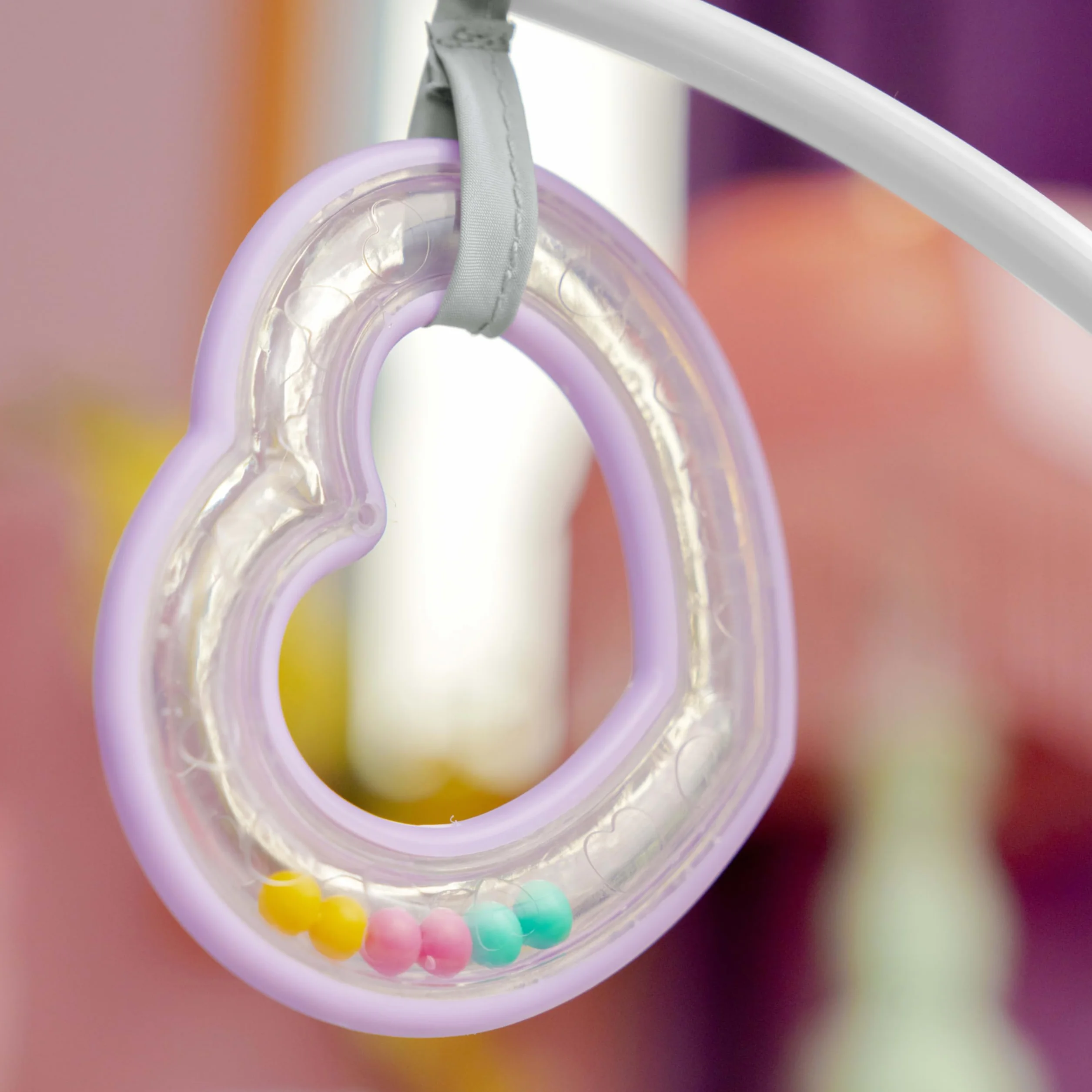 Bright Starts, Rosy Rainbow Evolutive leżak, kojące wibracje, 2 pozycje nachylenia, łuk do zabawy z 2 pluszakami, 5-punktowa uprząż do wiązania - od urodzenia
