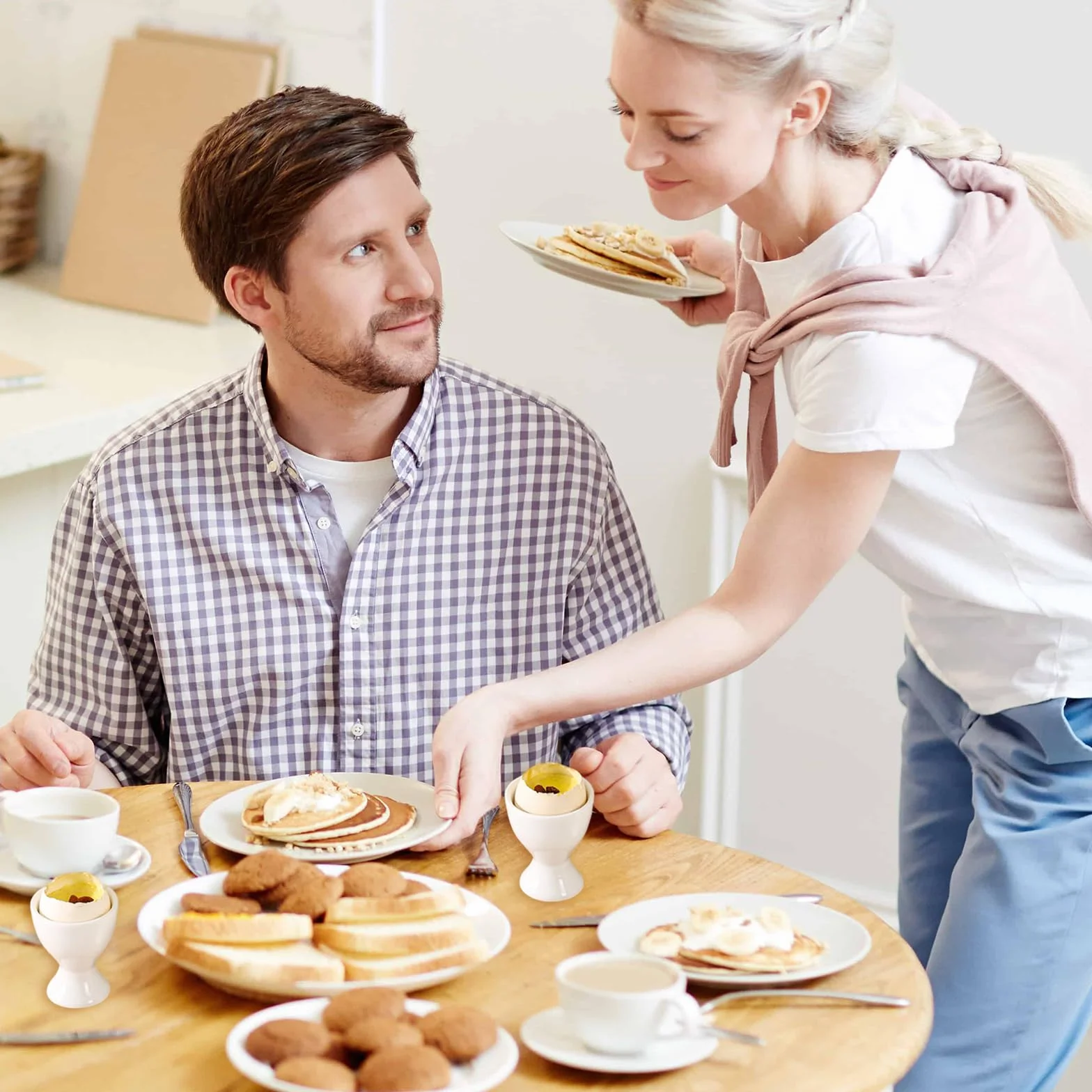 Zestaw 4 porcelanowych kieliszków do jajek, okrągłe, biała porcelana, uchwyt na jajka, możliwość układania w stos, uchwyt na jajka śniadaniowe, gotowane na śniadanie, narzędzie do gotowania