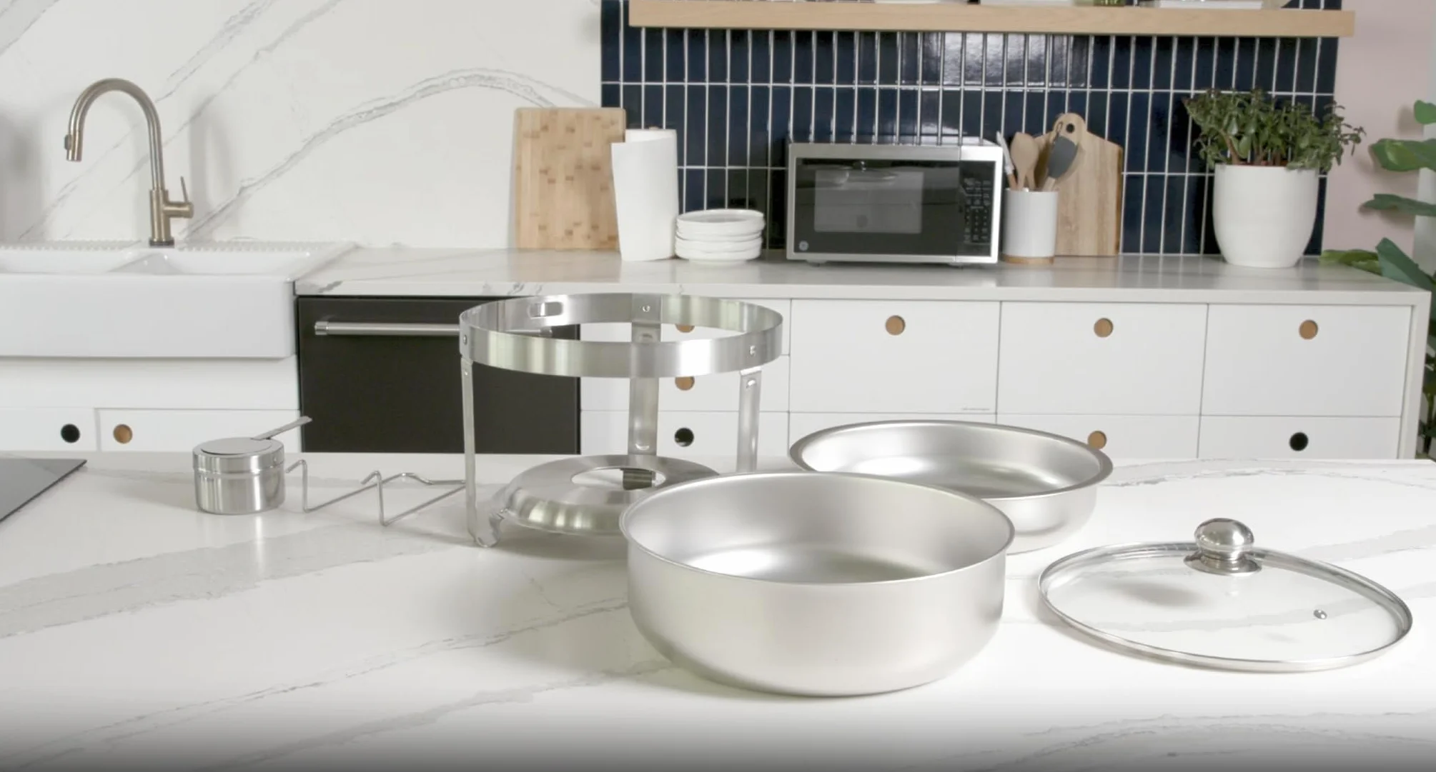 ALPHA LIVING 70012-R Zestaw 2 naczyń – kompletny zestaw ze stali nierdzewnej ze szklanymi pokrywkami, uchwyt na paliwo, eleganckie i praktyczne tace podgrzewające do bufetu, na ślub, artykuły