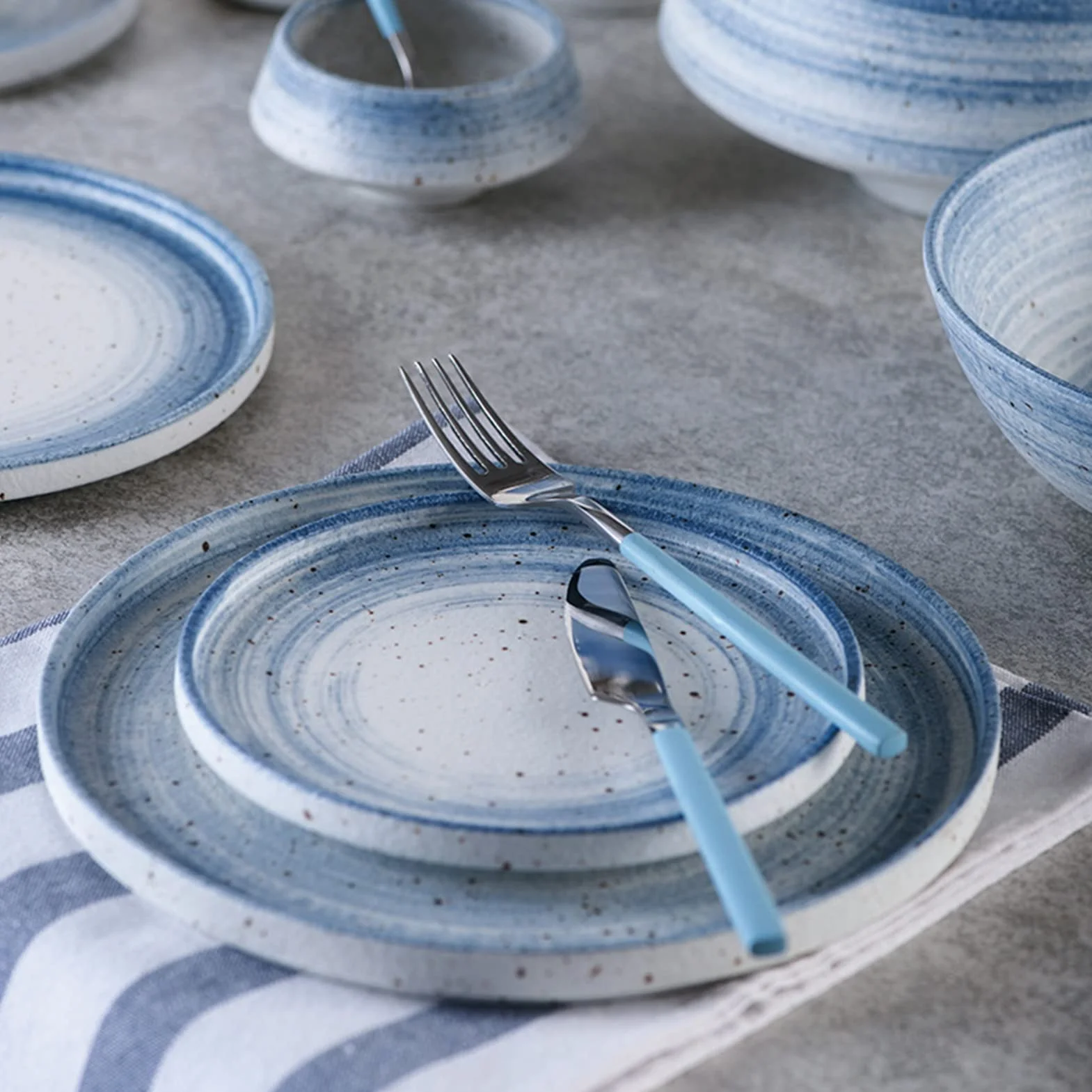 Zestaw naczyń stołowych – 46-częściowy zestaw naczyń porcelanowych, zestaw sztućców kuchennych, bezpieczny w piekarniku, zmywarce i kuchence mikrofalowej, zestaw obiadowy z talerzami