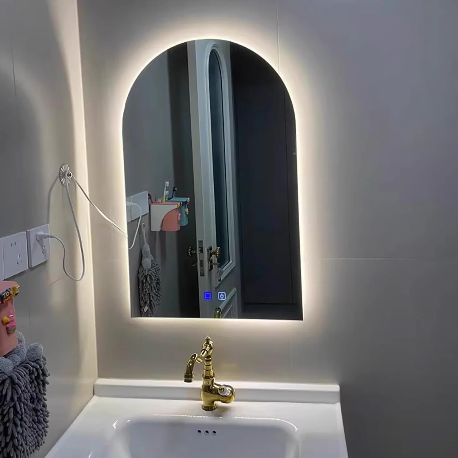 Półokrągłe lustro łazienkowe, półokrągłe bezramowe lustro LED montowane na ścianie, podświetlana toaletka ze światłem, montowane Smart Touch 3 kolory ściemniane