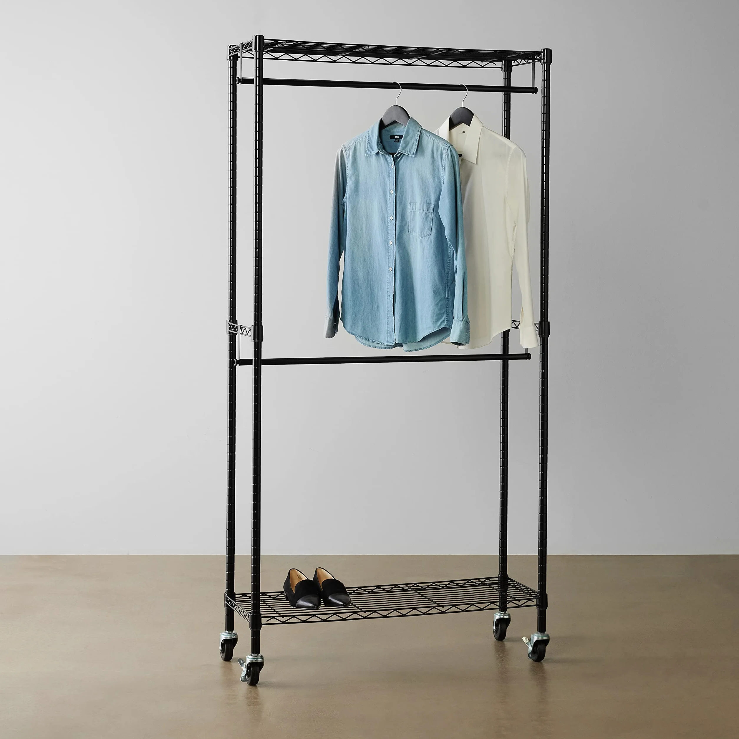Amazon Basics Regulowany wieszak na ubrania z dwoma drążkami, stojak na kółkach, czarny 91x35,5x183 cm
