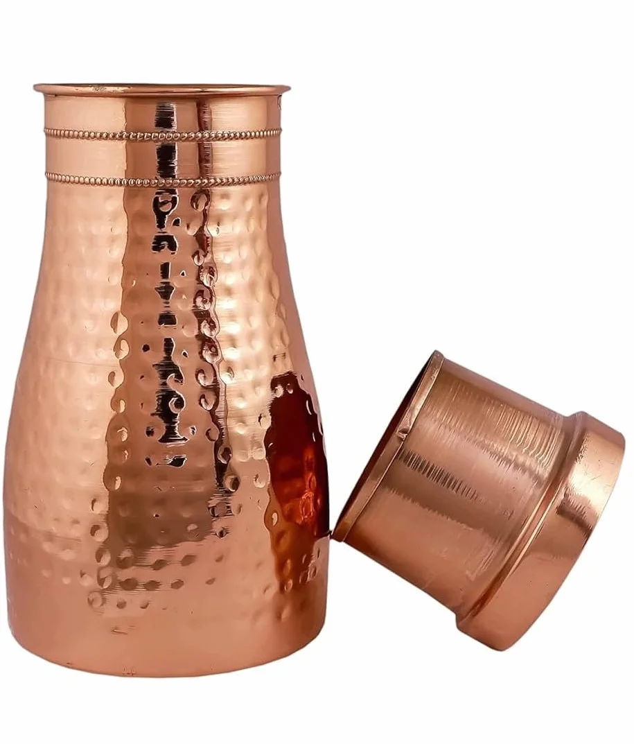 Designerska butelka na wodę z kubkiem i pokrywką, kuta powierzchnia, 950 ml, dzbanek, szklanka do sypialni, karafka na stolik nocny