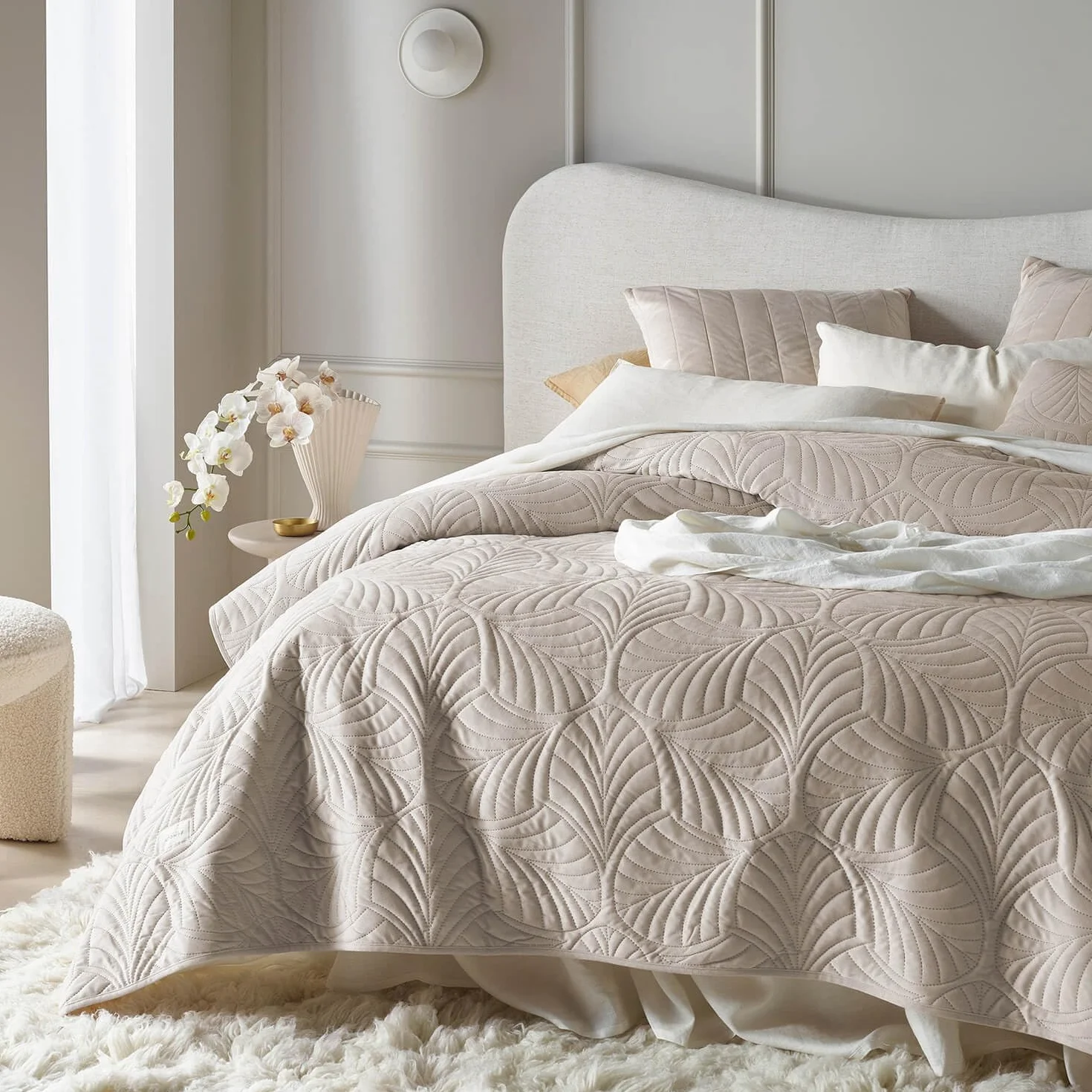 ROOM99 Feel elegancka narzuta w kolorze beżowym, 200 x 220 cm, uniwersalna narzuta na łóżko lub sofę, pikowana, idealna jako narzuta na łóżko, aksamitny aksamit