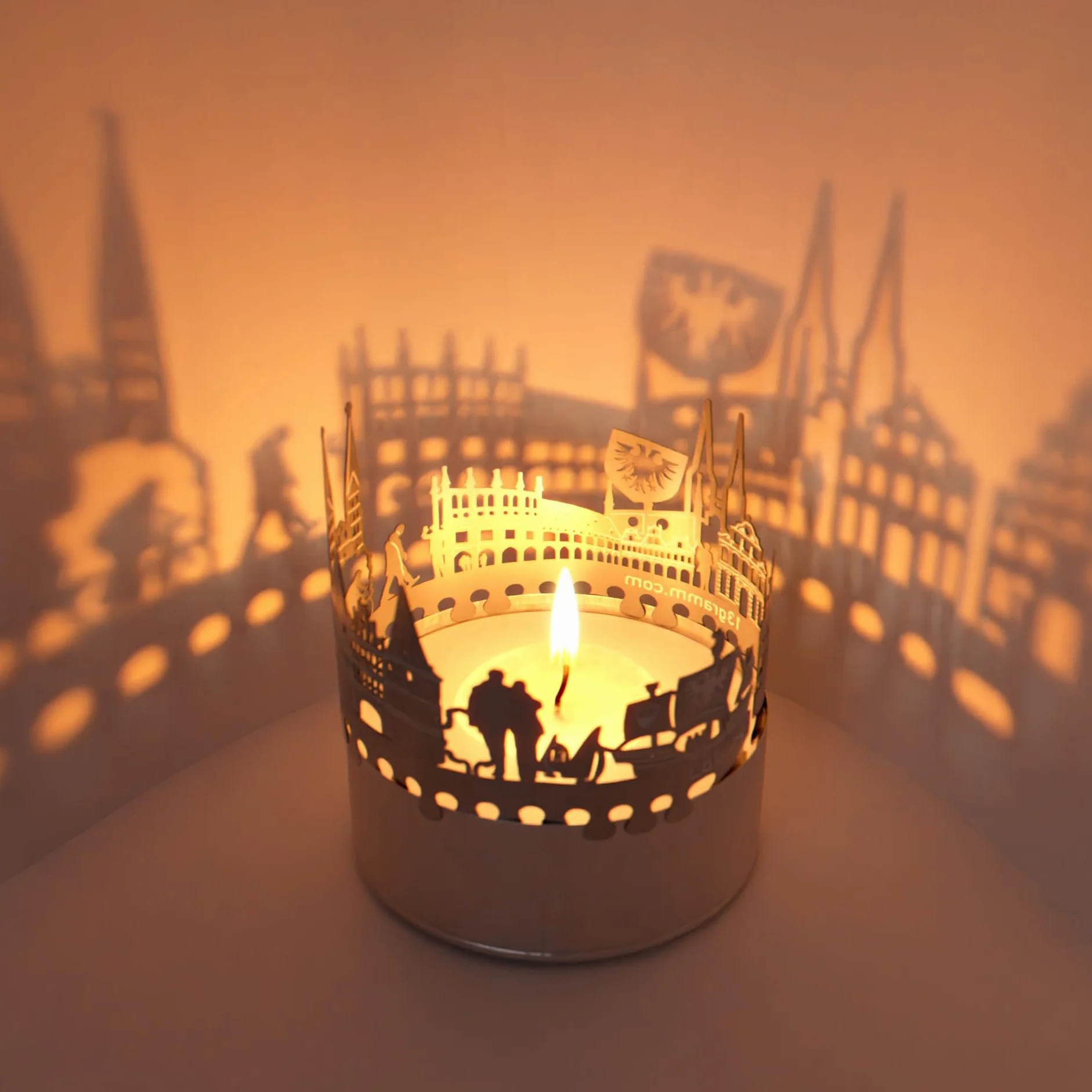 Lubeck Skyline Shadow Play – hipnotyzujący dodatek do świec, pamiątka z hanzeatyckiego miasta z urzekającą projekcją sylwetki