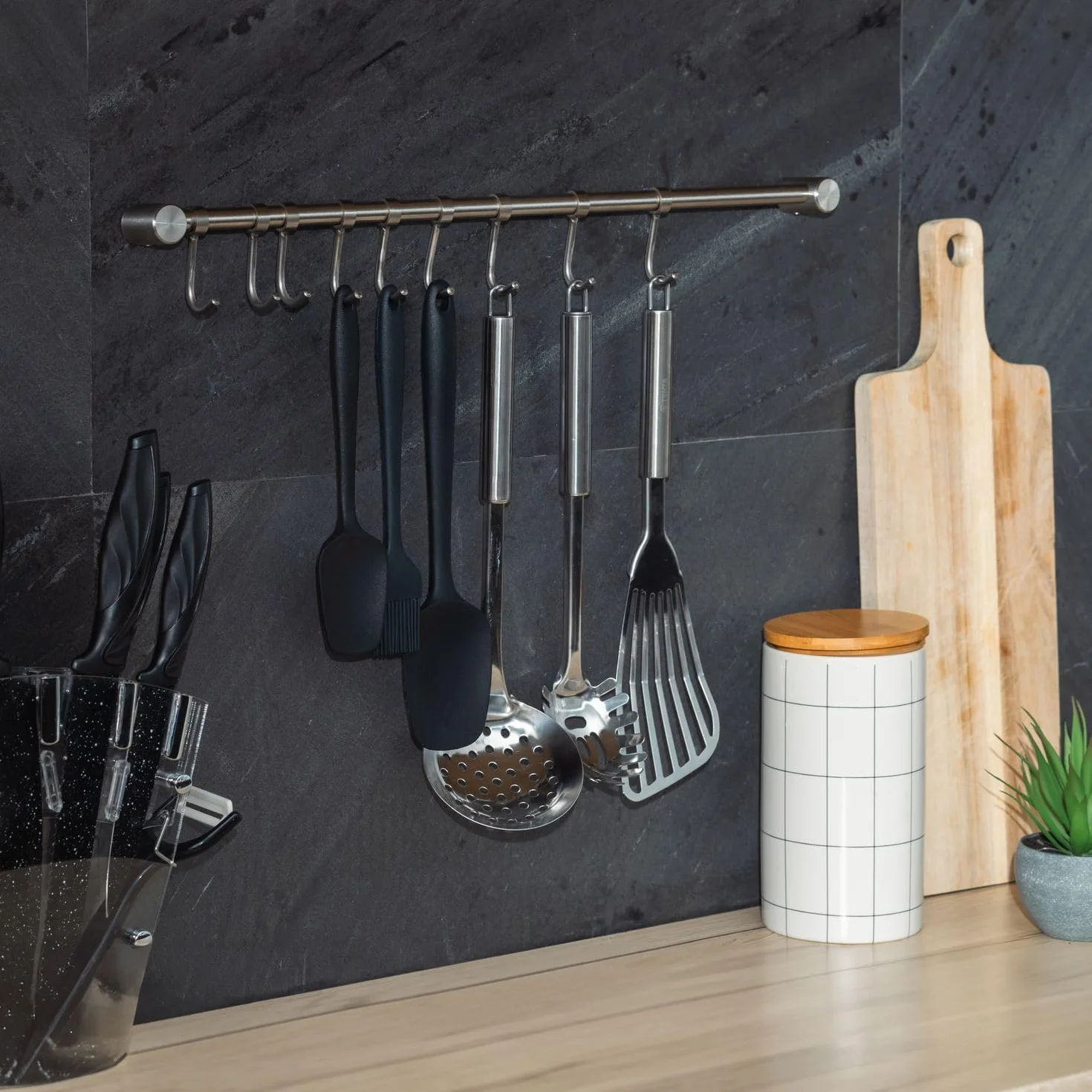 Wiszący reling kuchenny Intirilife wykonany ze stali nierdzewnej z 10 ruchomymi haczykami do wiercenia - 52,6 x 3,4 x 2,2 cm - reling kuchenny haczyk reling drążek uchwyt na kubek uchwyt ścienny