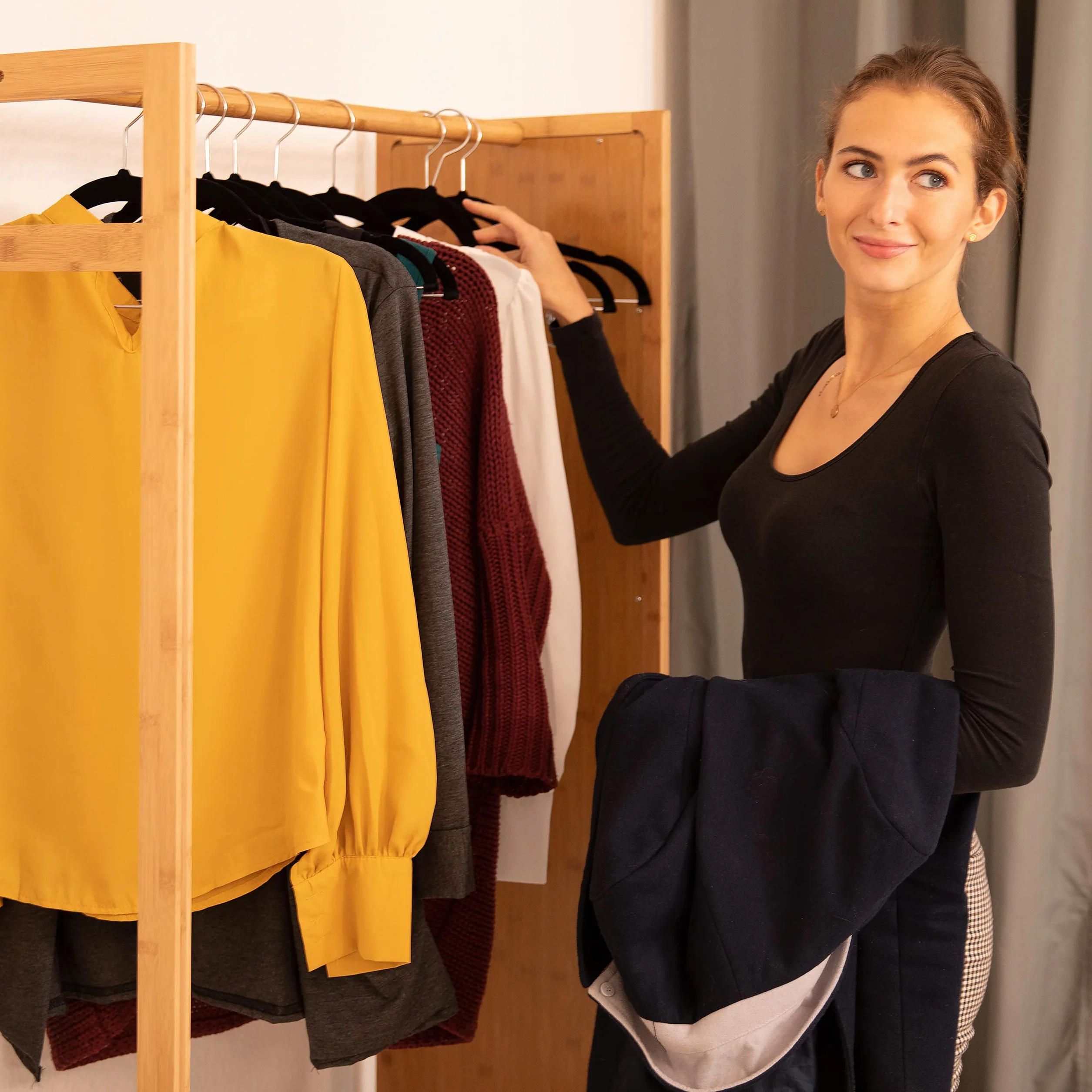 Relaxdays, Szare aksamitne wieszaki z klipsami zestaw 12 sztuk, hak obracany o 360°, wieszak na spodnie, antypoślizgowy wieszak na koszule, szerokość 43 cm, 10024379_111