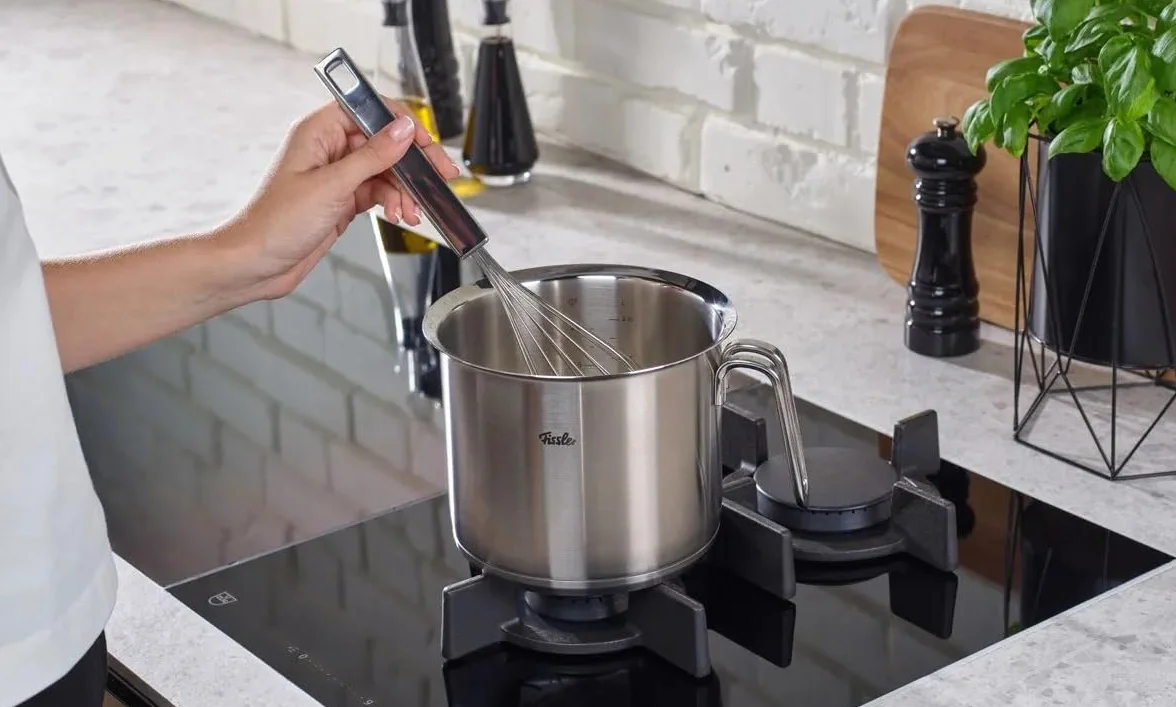 Fissler Oryginalna profesjonalna kolekcja/garnek do mleka ze stali nierdzewnej (2,6 l, Ø 16 cm) garnek do gotowania z krawędzią do wylewania i wewnętrzną skalą - indukcja