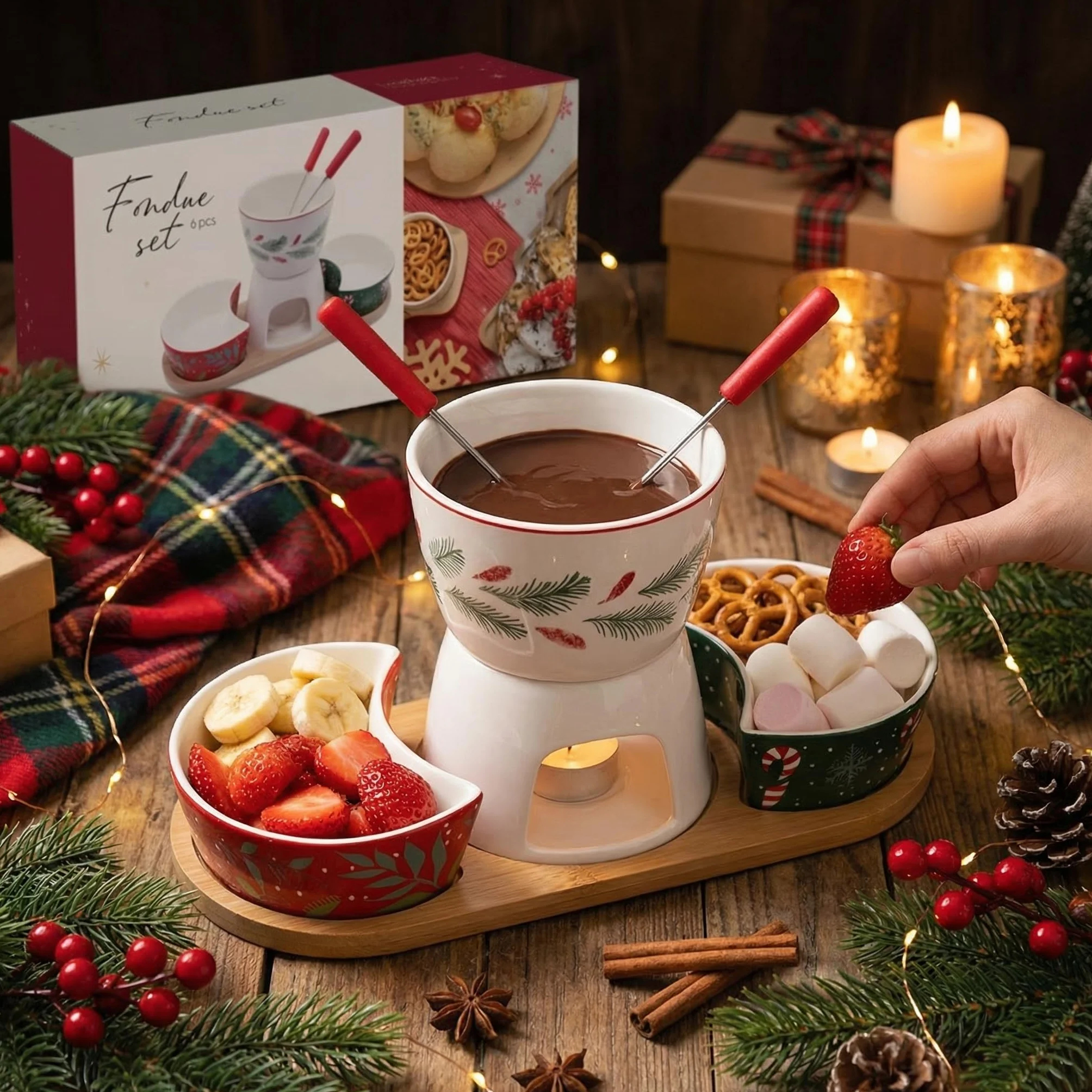 MIJOMA 6-częściowy zestaw do fondue bożonarodzeniowego – porcelanowe fondue z 2 widelcami, 2 miseczkami i drewnianą tacą – zimowy zestaw dekoracyjny i serwujący na świąteczne chwile rozkoszowania się