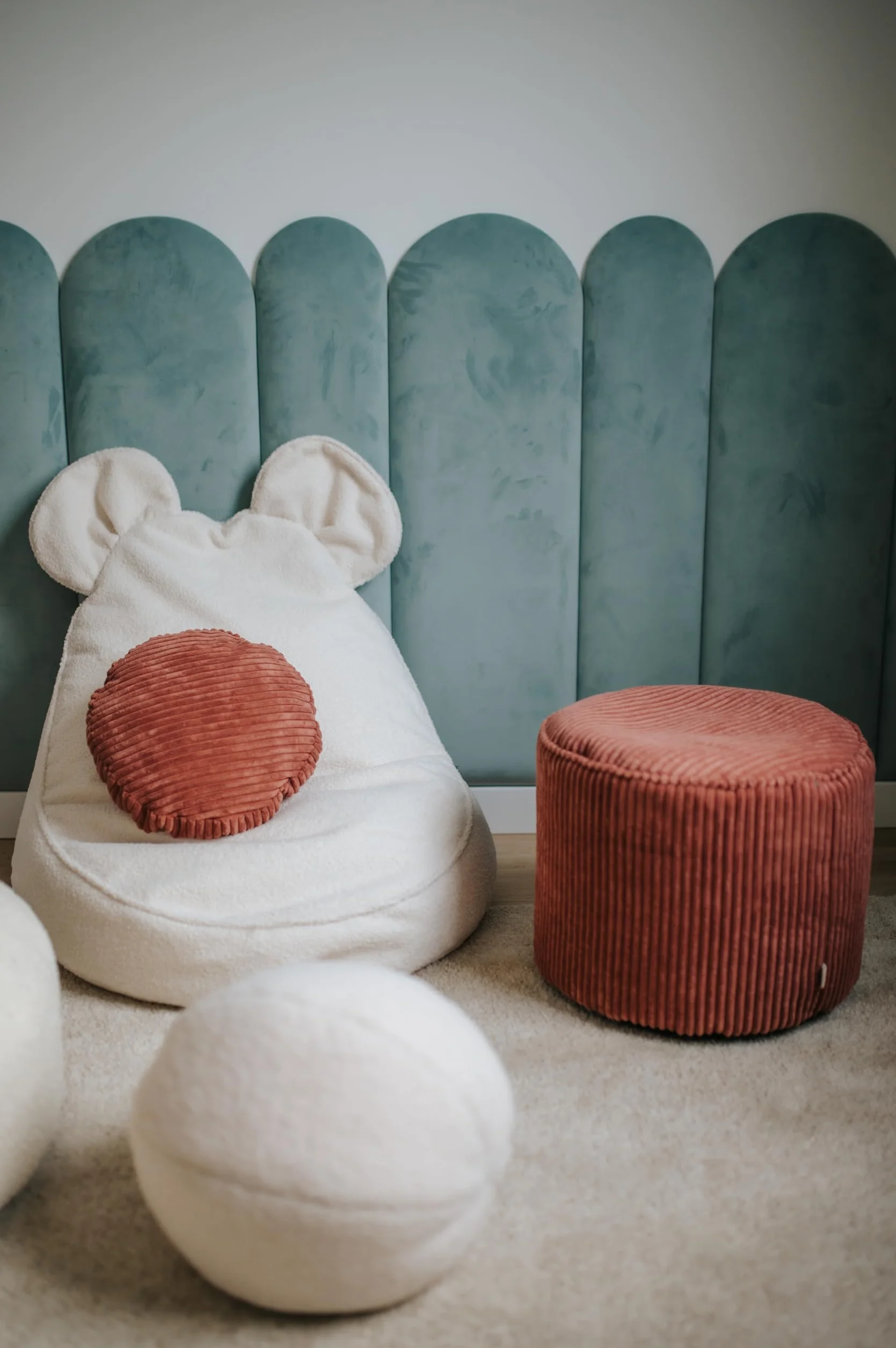 Gutekissen® Kinder Sitzsack „Miki” z usszami – Wygodny, dywan stolarski Montessori do pokoju dziecięcego (szary, 68/68/50 z usszami)