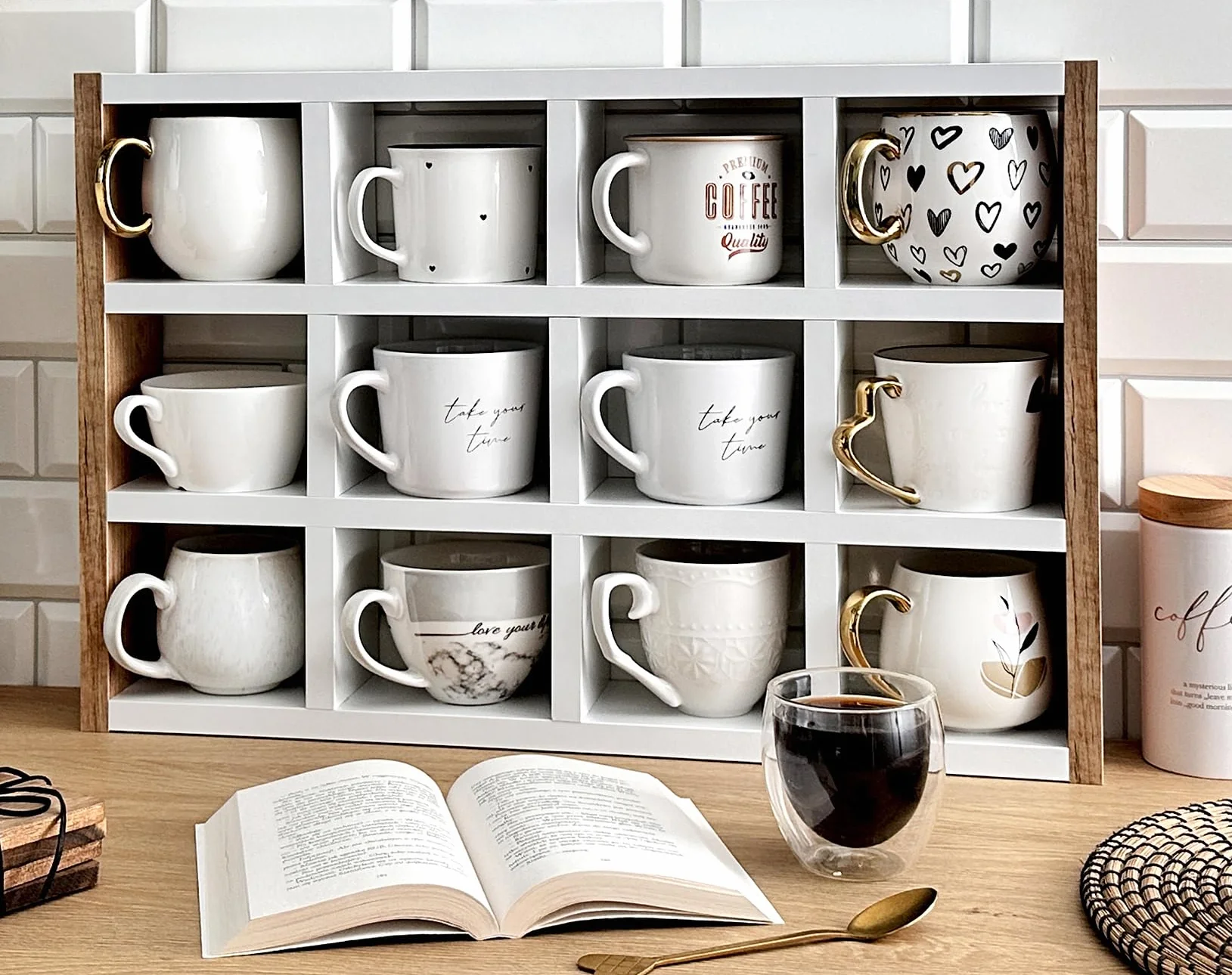 Stojąca półka na kubki – stylowy organizer na kubki, filiżanki i akcesoria | 12 przegródek | Bez montażu | Idealna do kuchni, jadalni i biura | Dąb Craft + biały