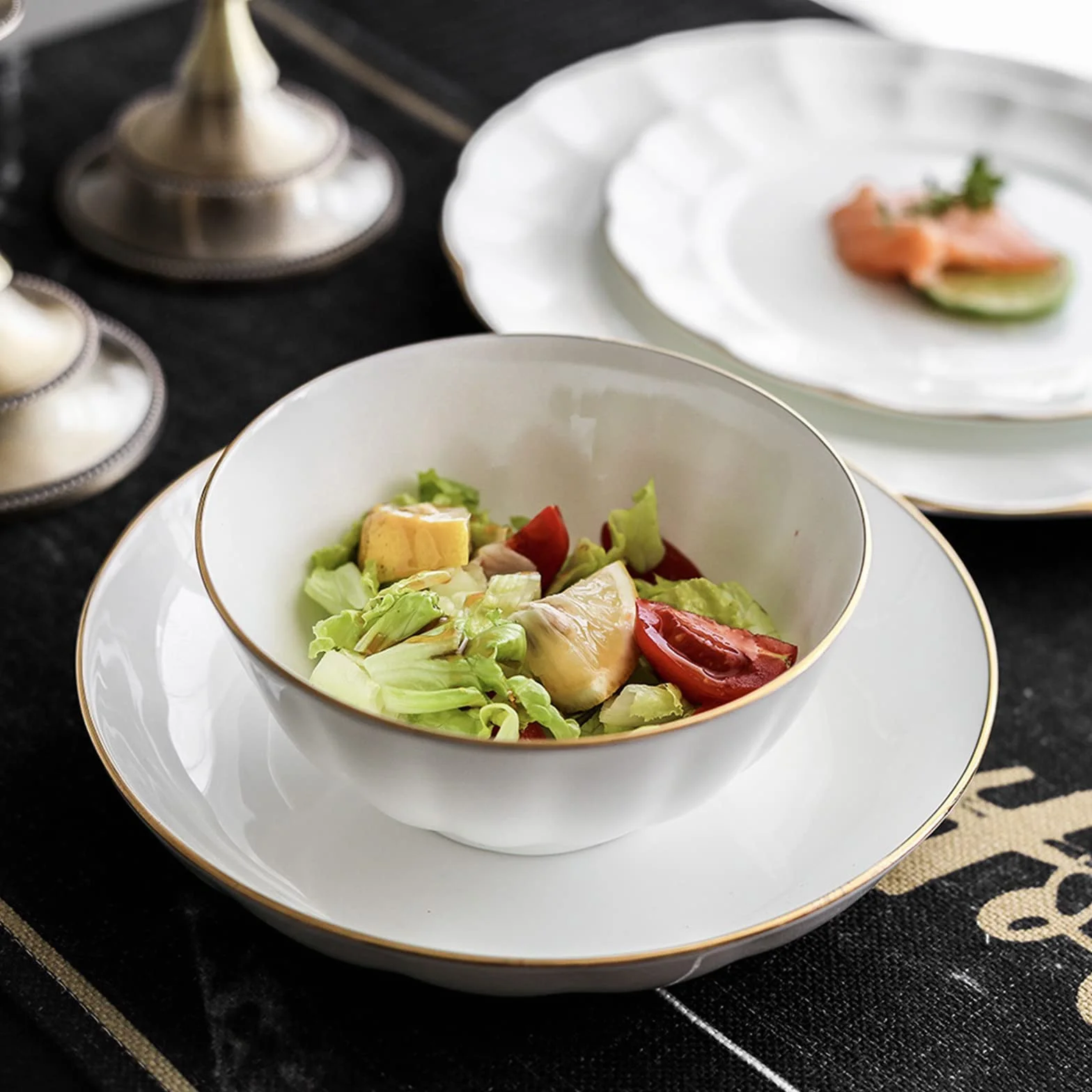 16-częściowy ceramiczny zestaw zastawy stołowej – kolekcja Phnom Penh zawiera talerze obiadowe, talerze sałatkowe, miski do zupy i kubki, elegancka zastawa stołowa do domu, jadalni, biała porcelana