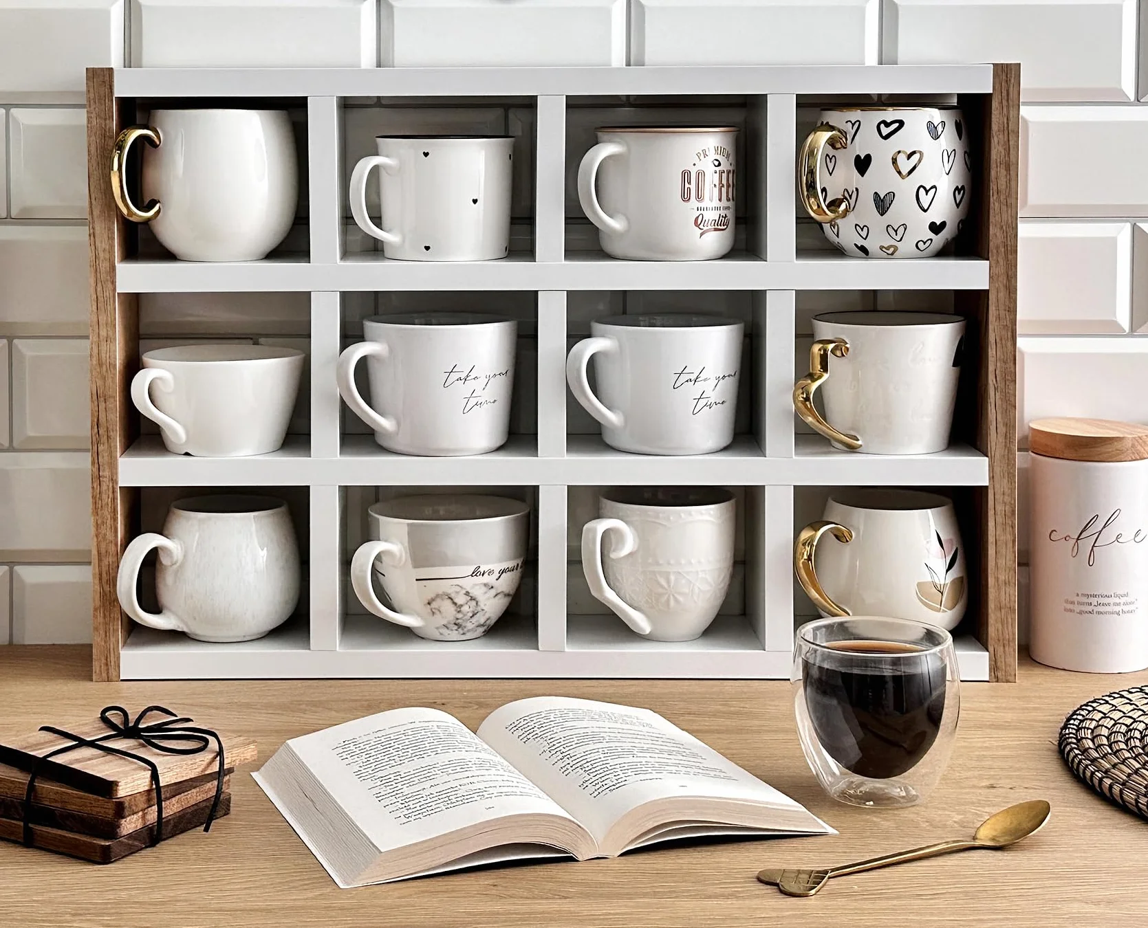 Stojąca półka na kubki – stylowy organizer na kubki, filiżanki i akcesoria | 12 przegródek | Bez montażu | Idealna do kuchni, jadalni i biura | Dąb Craft + biały