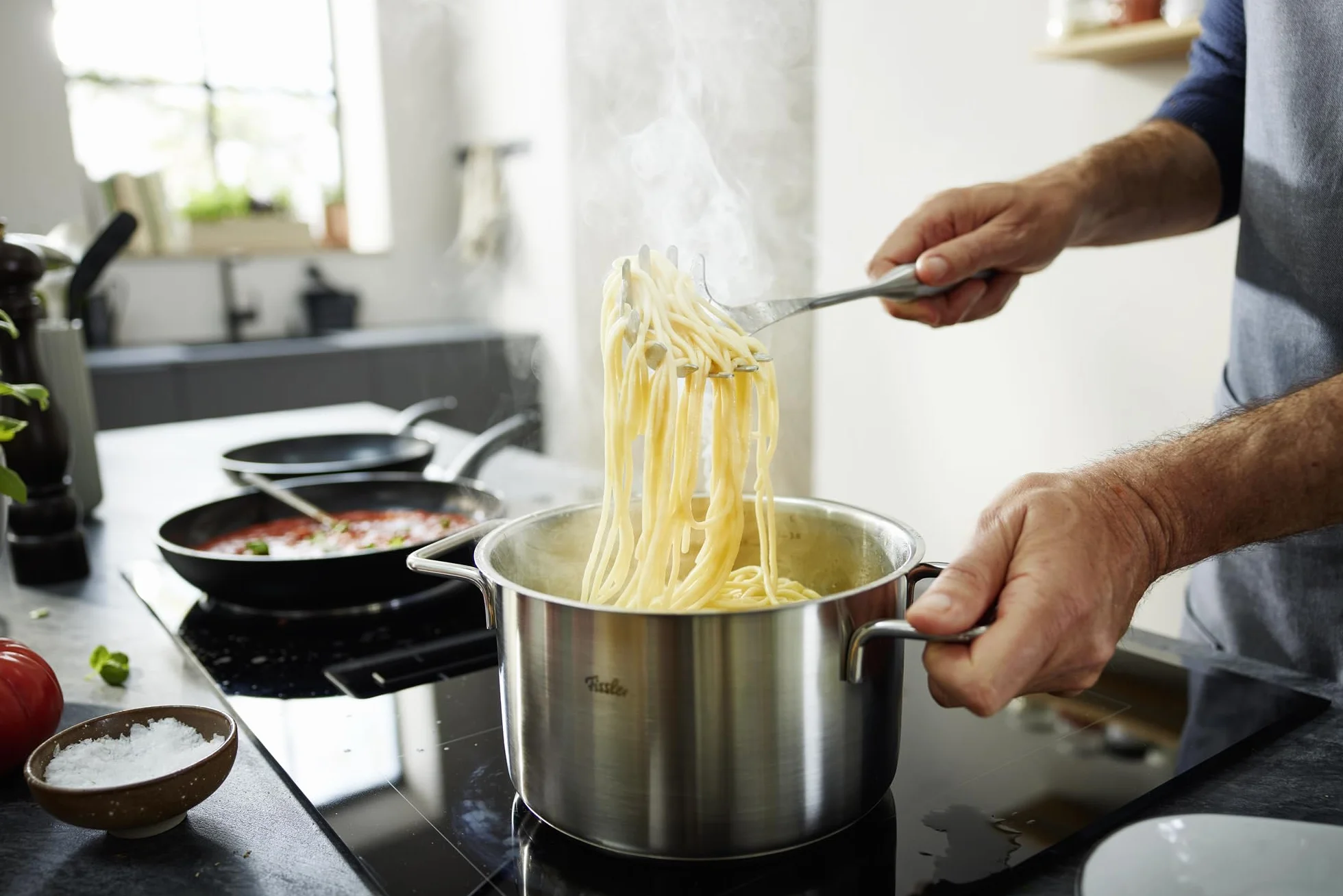 Fissler Essential/łyżka do spaghetti ze stali nierdzewnej (34 cm), duża łyżka do makaronu, z oczkiem do zawieszania, nadaje się do mycia w zmywarce