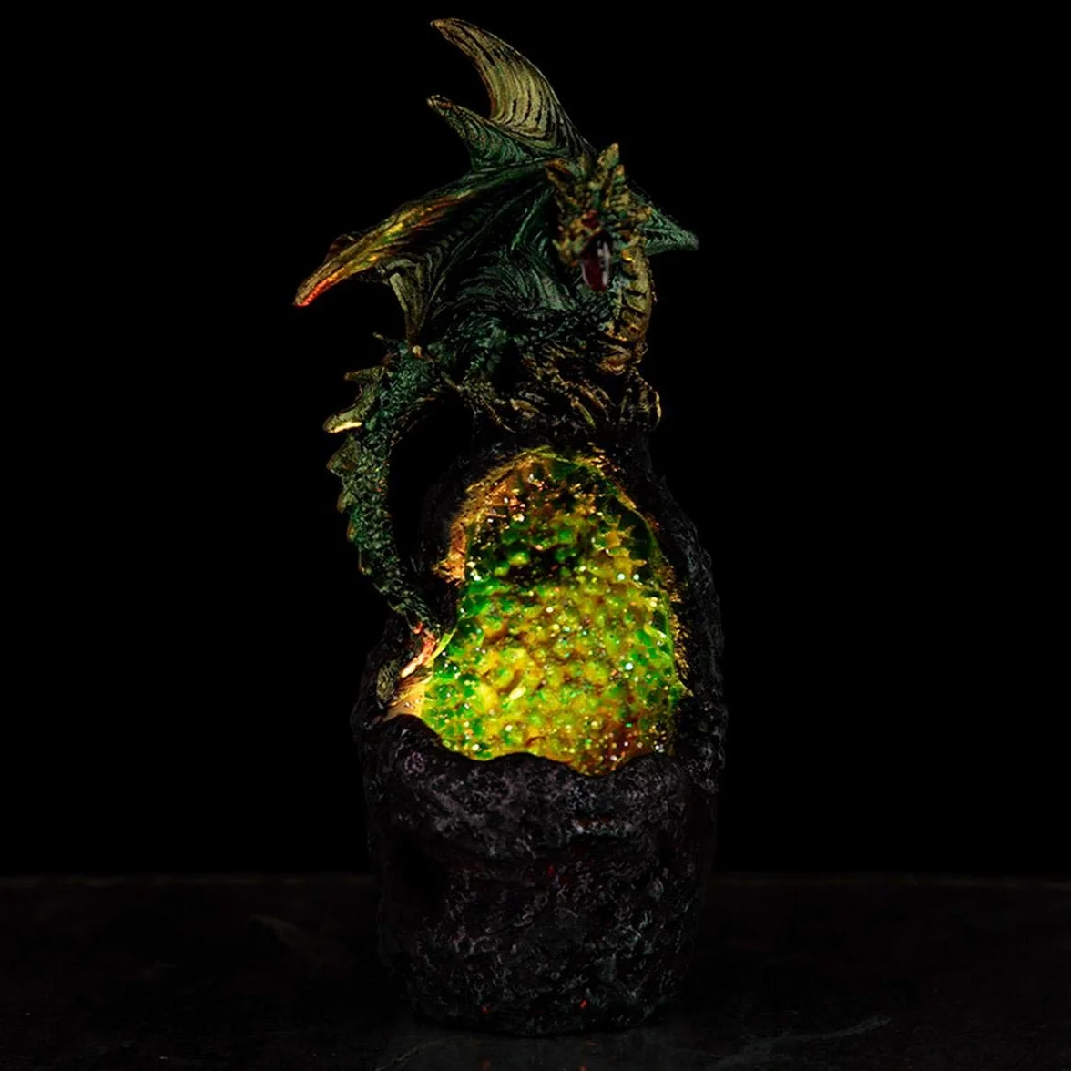 Puckator Kryształowa jaskinia LED ciemne legendy smok figurka x 1, żywica, Multi, wysokość 17 cm szerokość 6 cm głębokość 6,5 cm