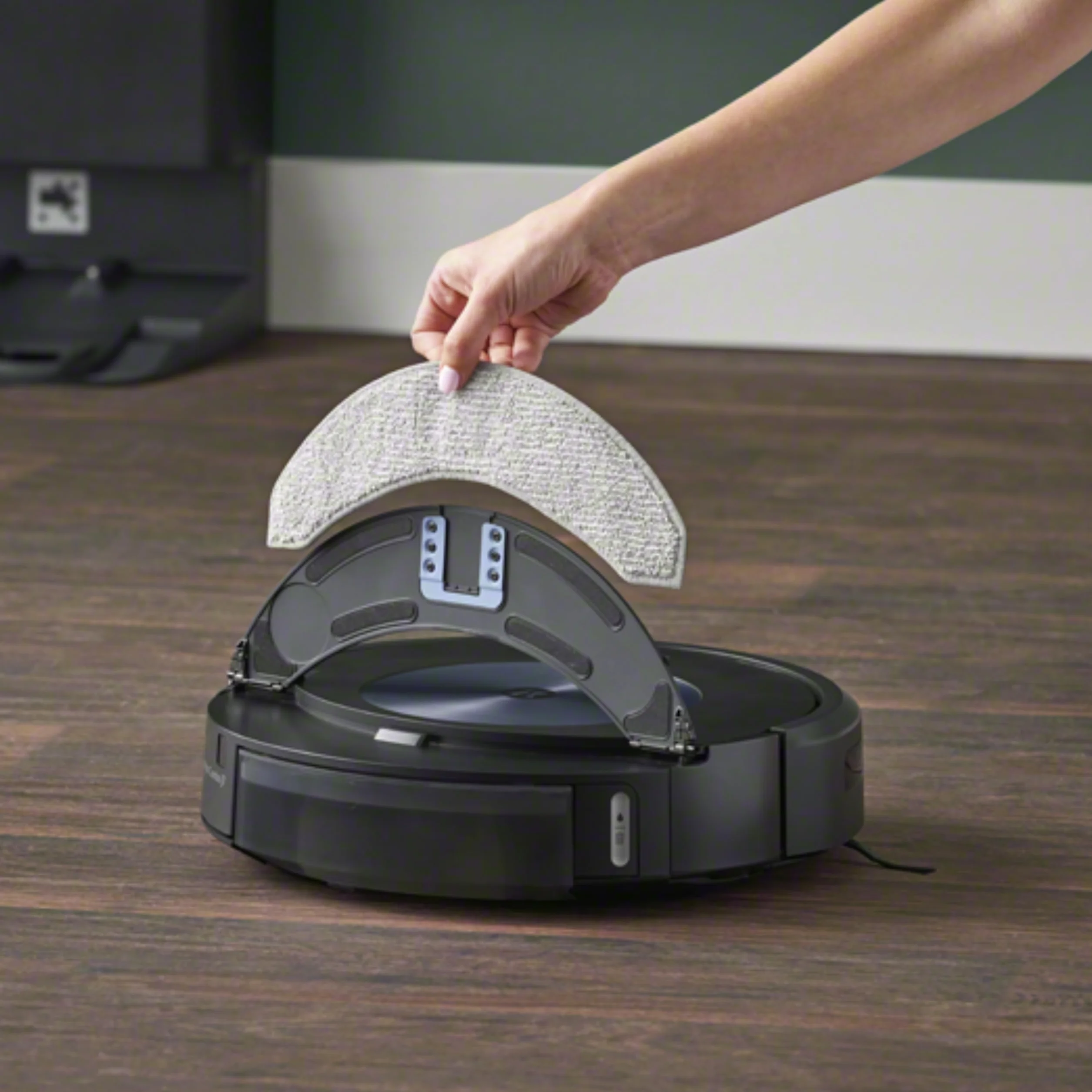 Irobot Roomba Combo J7+ Robot odkurzający z łącznością Wi-Fi z funkcją automatycznego usuwania brudu i zasysaniem podnoszącym oraz 2 gumowymi szczotkami głównymi do wszystkich powierzchni