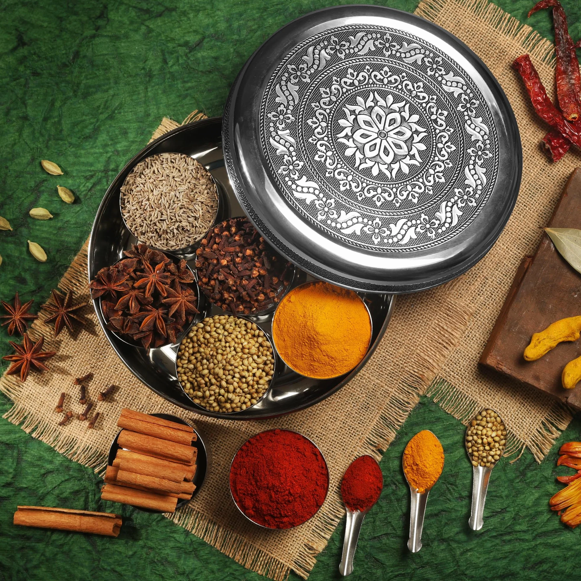 KSJONE Designerska Masala Dabba – 8-calowy pojemnik na przyprawy ze stali nierdzewnej, zawierający 7 oddzielnych pojemniczków i łyżeczki; indyjski organizer na przyprawy z pokrywką
