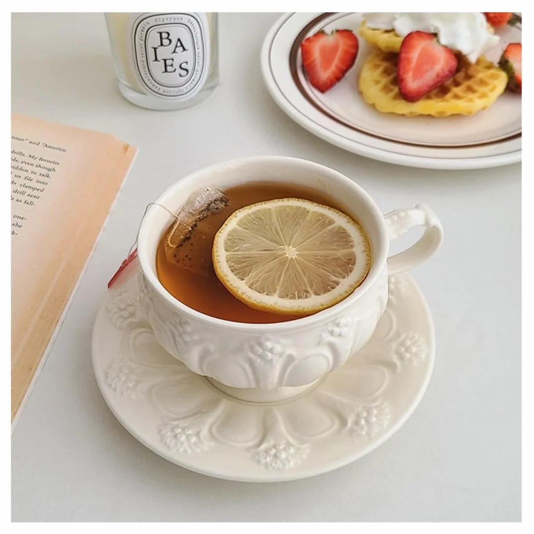 Ceramiczny kubek do kawy ze spodkiem i zestawem łyżek, elegancki design retro do użytku domowego i restauracyjnego