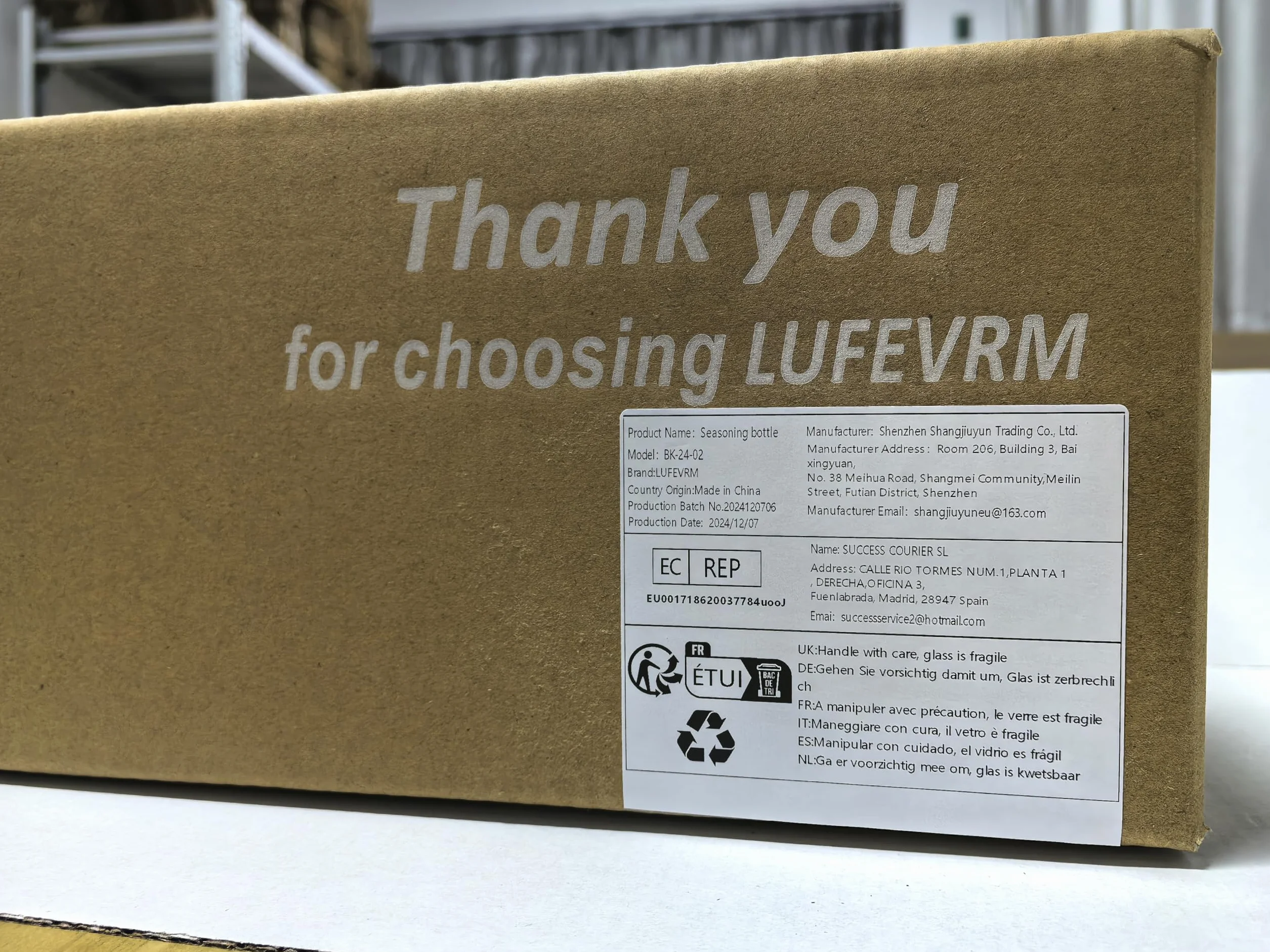 LUFEVRM Minimalistyczne kwadratowe szklane słoiki na przyprawy z pokrywkami, 120 ml, 4,3 cm x 10,7 cm x 4,1 cm, zawiera lejek i szczotkę, organizer na przyprawy