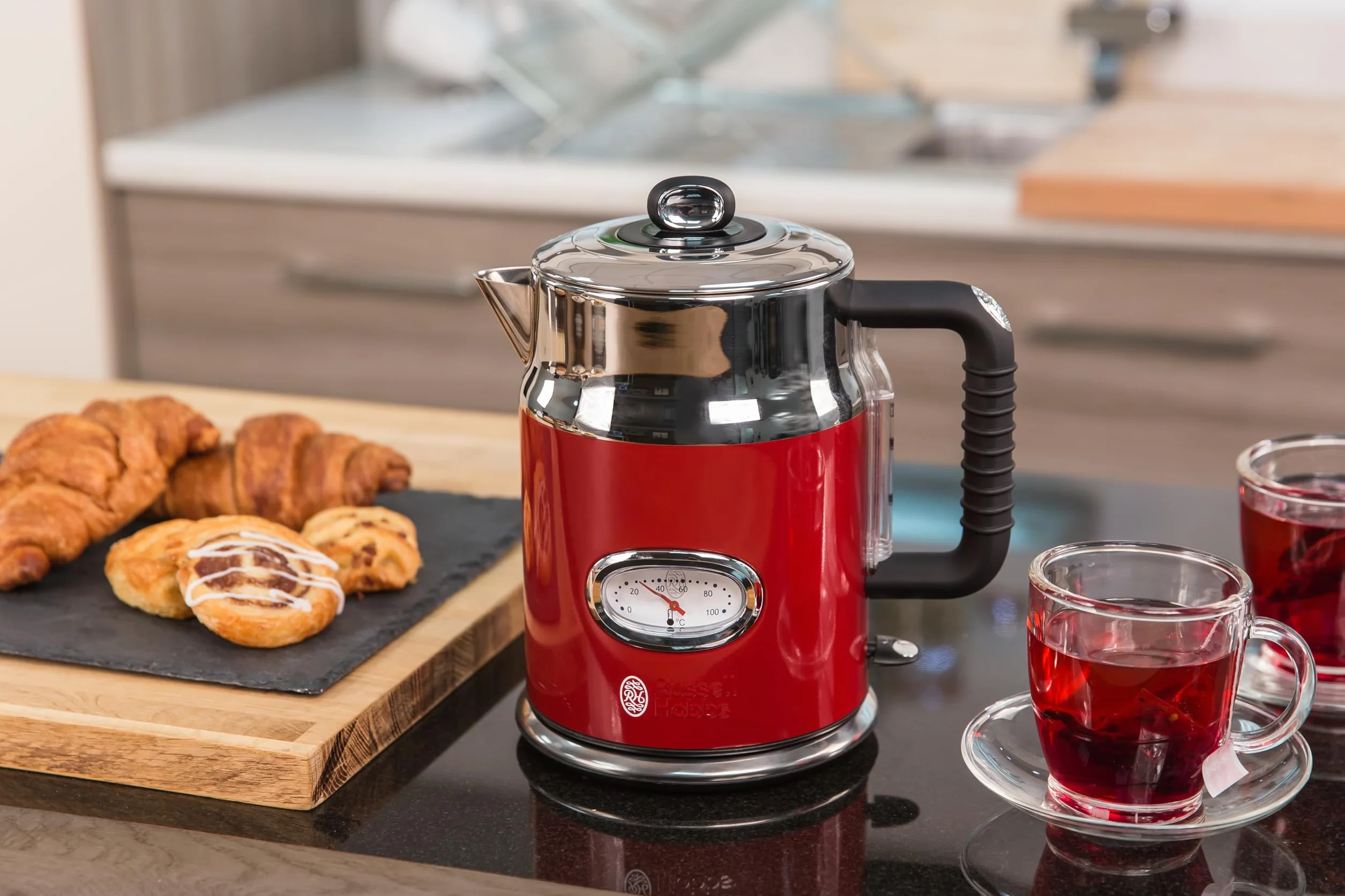 Russell Hobbs czajnik elektryczny, wymienny filtr antywapienny, markery szybkiego gotowania, kontroler strix, pojemność 1,7l, moc 2400W, retro, czerwony Retro 21670-70 [Klasa energetyczna A]
