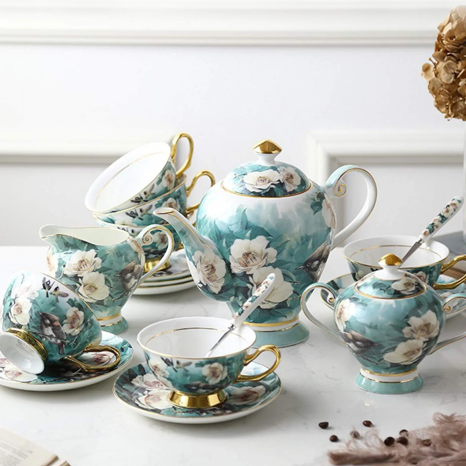 Porcelanowy zestaw do herbaty dla dorosłych z czajnikiem, filiżankami do kawy, cukiernicą, dzbankiem na mleko i łyżkami – popołudniowa herbata dla 6 osób, niebieski kwiatowy wzór