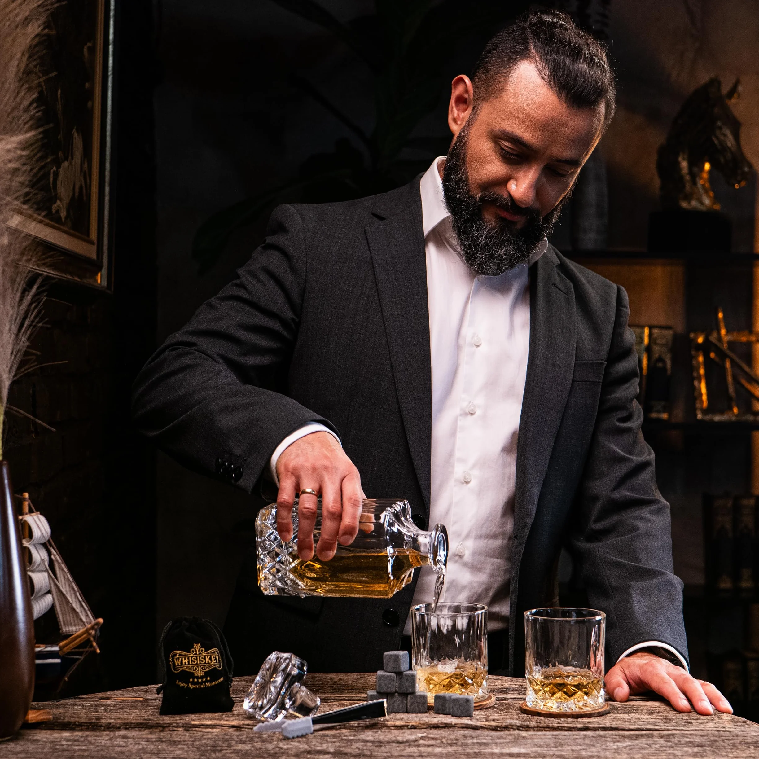 WHISISKEY Zestaw Karafka do Whisky - Zestaw Prezentowy Whiskey - Prezenty dla Mężczyzn - Pomysły na Prezent dla Mężczyzny - Klasyczna Karafka 700ML, 2 Szklanki do Whisky, 8 Kamienie do Whisky