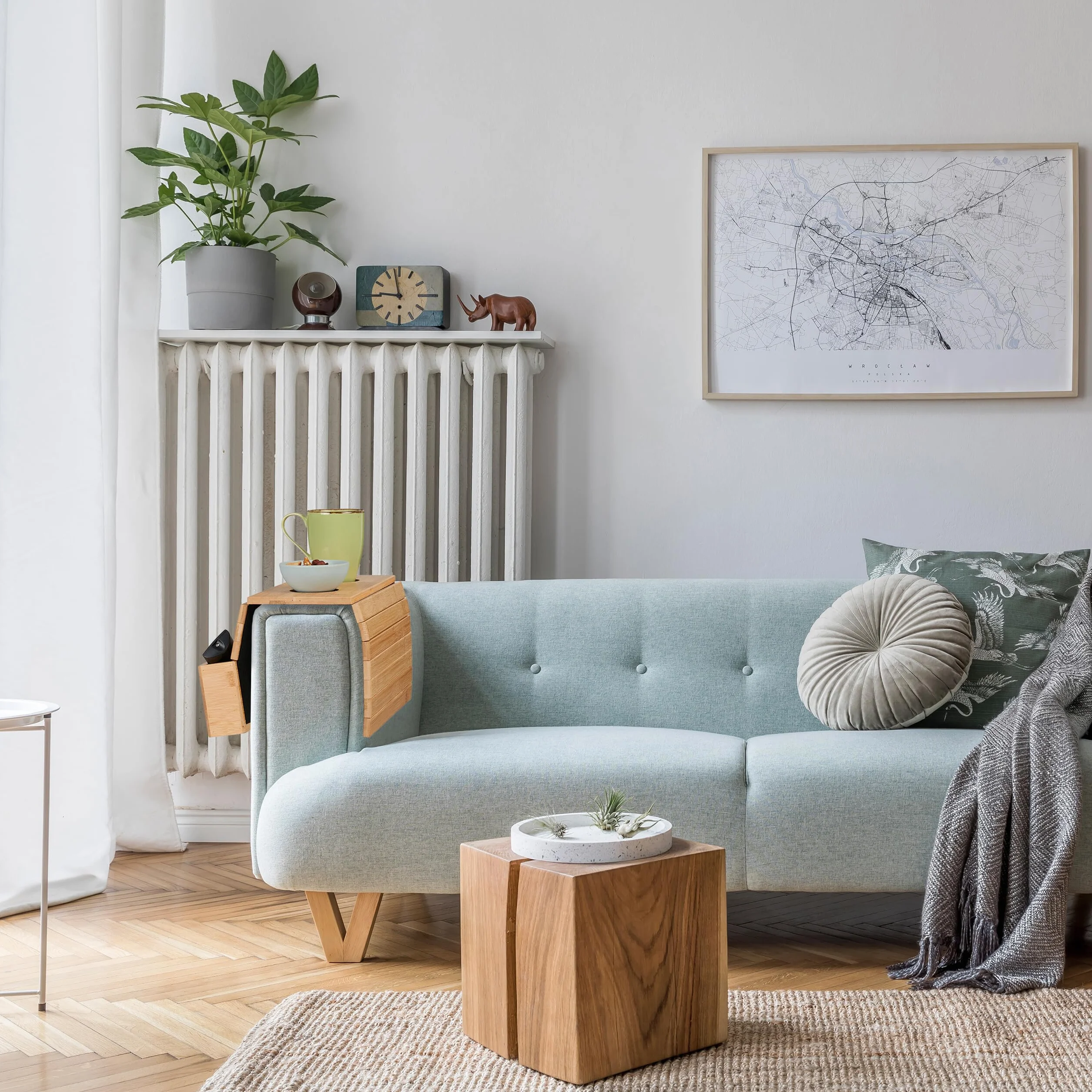 Relaxdays Taca na sofę z podłokietnikami, bambusowa, wys. x gł.: 5,5 x 50 x 33,5 cm, półka na sofę z podstawkami, 2 przegródki, naturalna/czarna