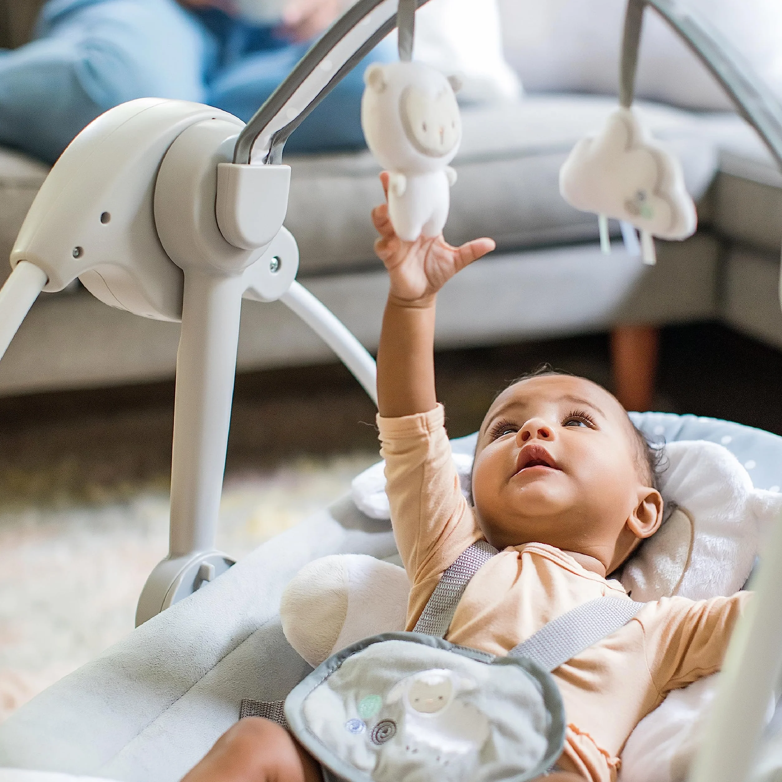 Ingenuity, Przenośna huśtawka dla niemowląt, lampa Cuddle lamp – z melodiami, ustawieniem czasu i huśtawki