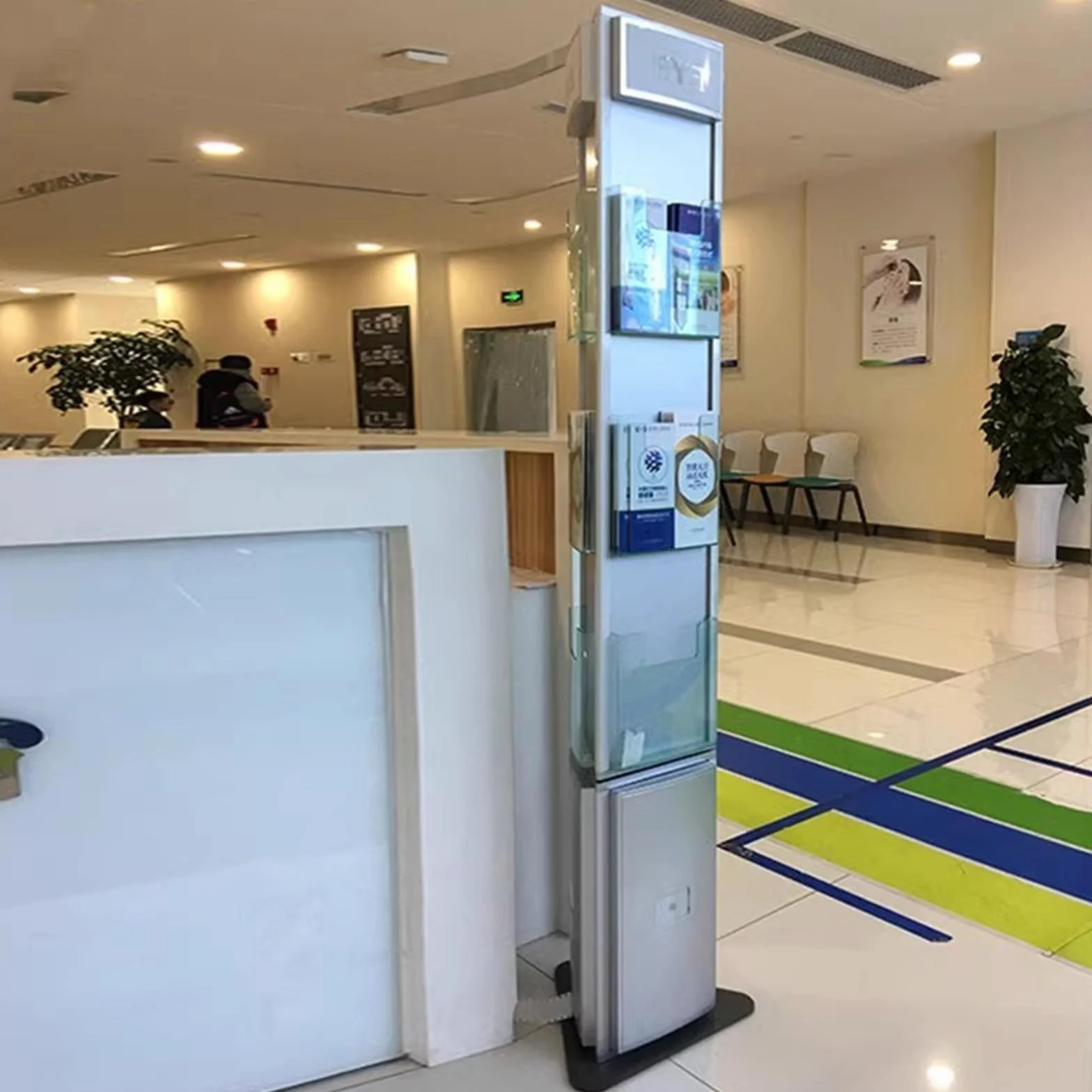 Stojak na czasopisma Obrotowy pionowy stojak informacyjny Kwadratowy na czasopisma Podłogowy składany arkusze Stojak gazety Stojaki broszury A4 Dekoracyjny